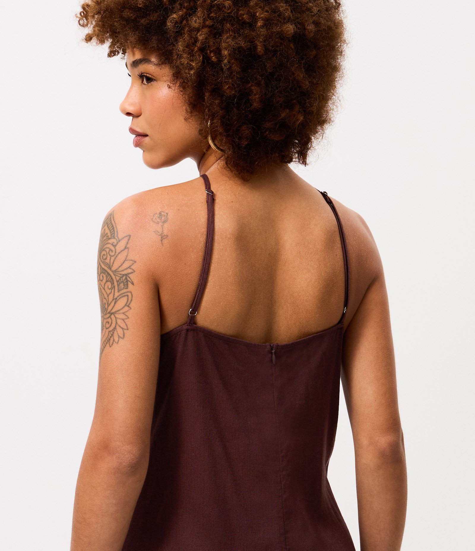 Vestido Midi em Viscolinho com Decote Halter e Fendas Laterais Bordô 4