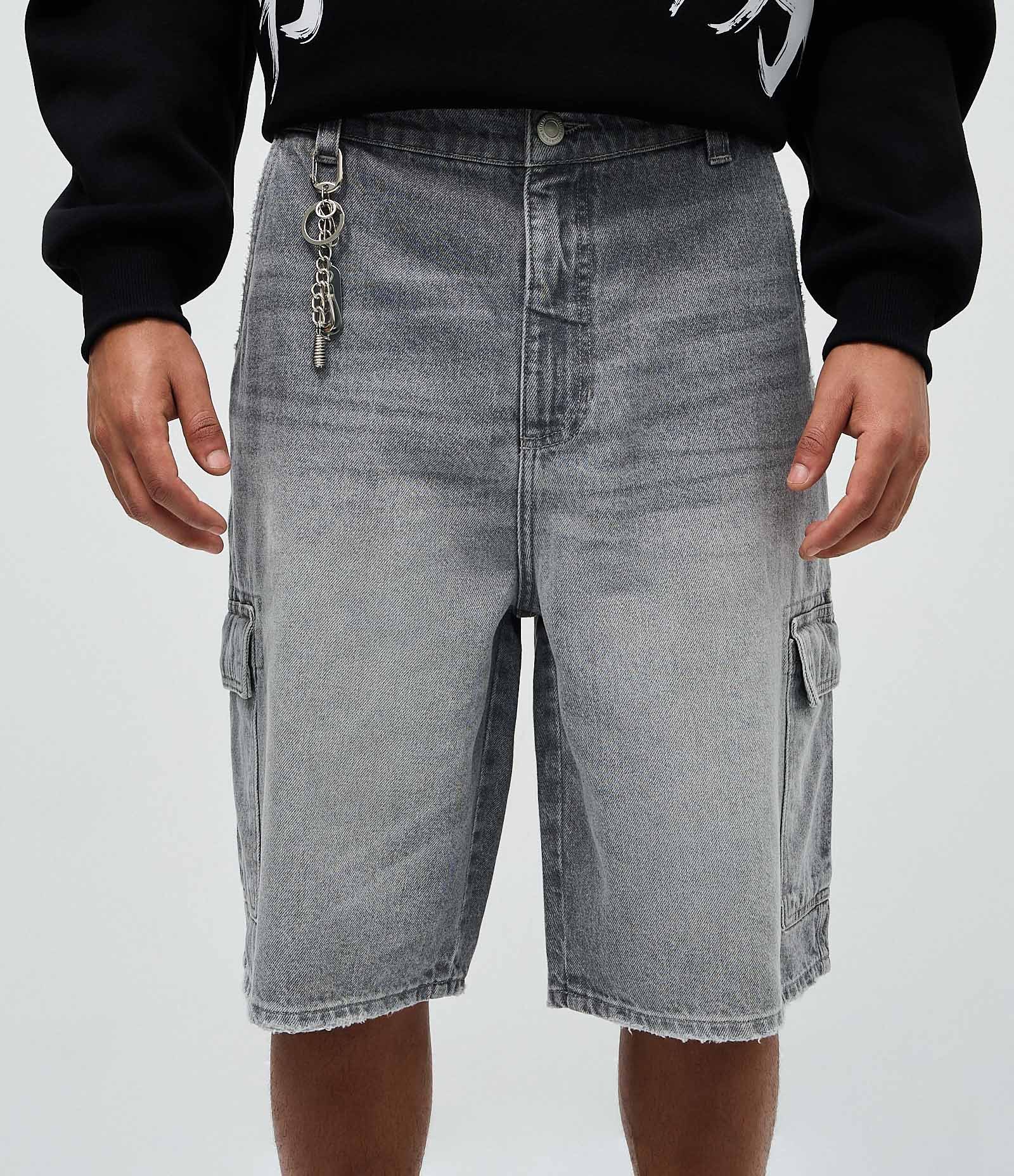 Bermuda Jeans Baggy Cargo com Detalhe de Chaveiro Cinza 2