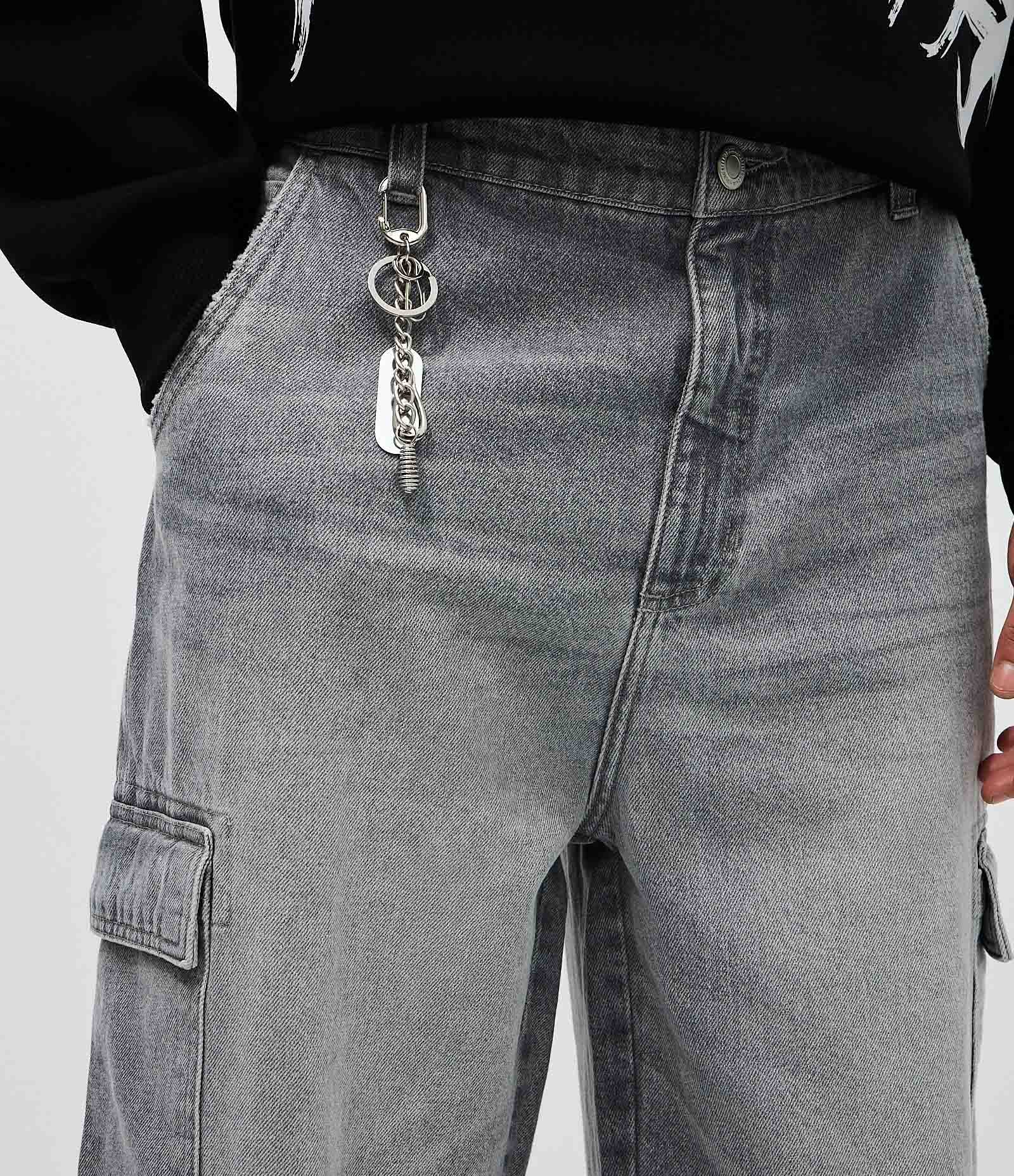 Bermuda Jeans Baggy Cargo com Detalhe de Chaveiro Cinza 3