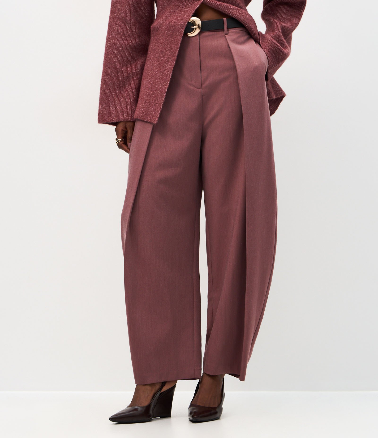 Calça Barrel Alfaiatada com Pregas Frontais e Cinto em PU Rosa 3