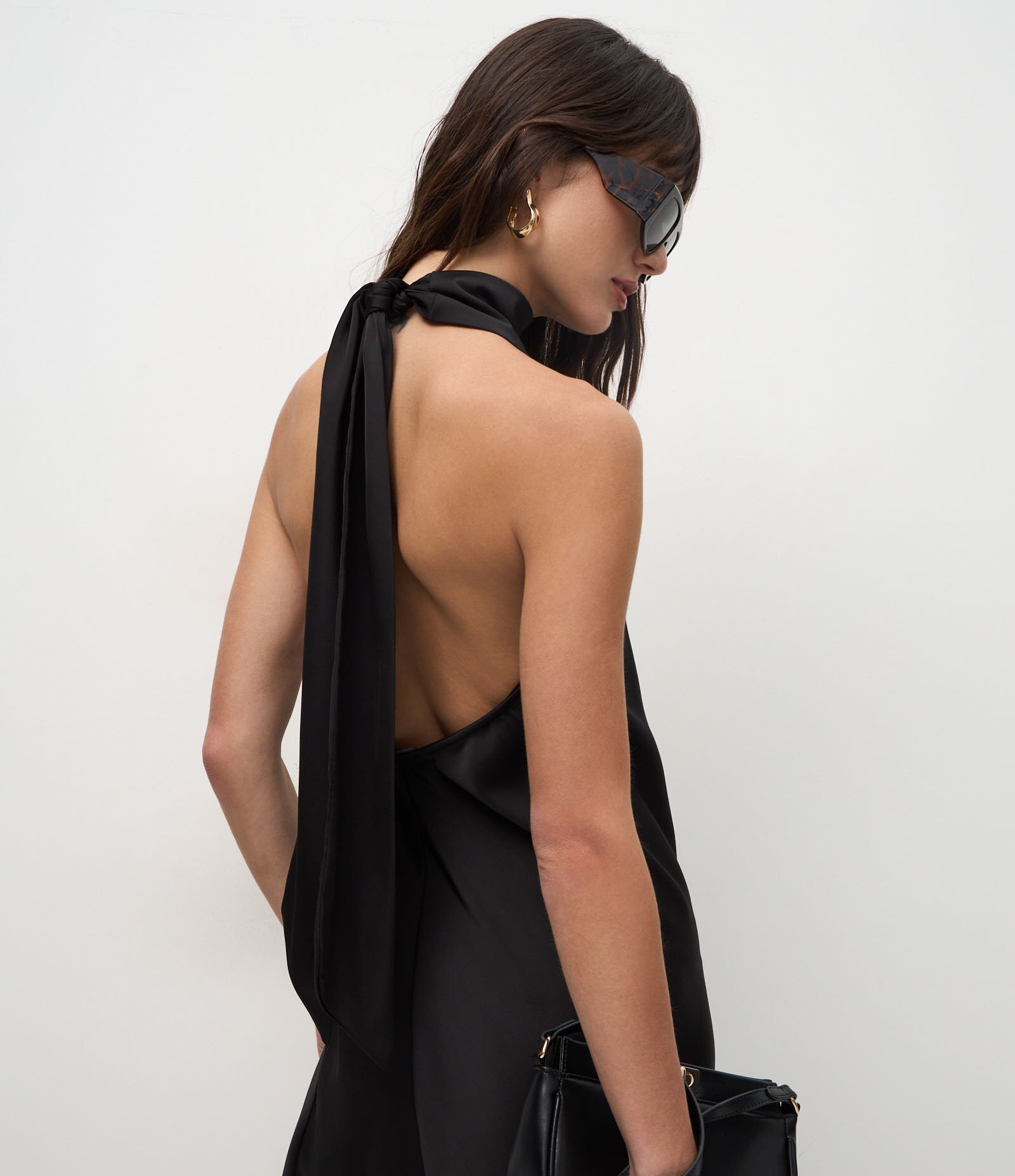 Vestido Curto Frente Única em Cetim com Gola Halter Preto 4
