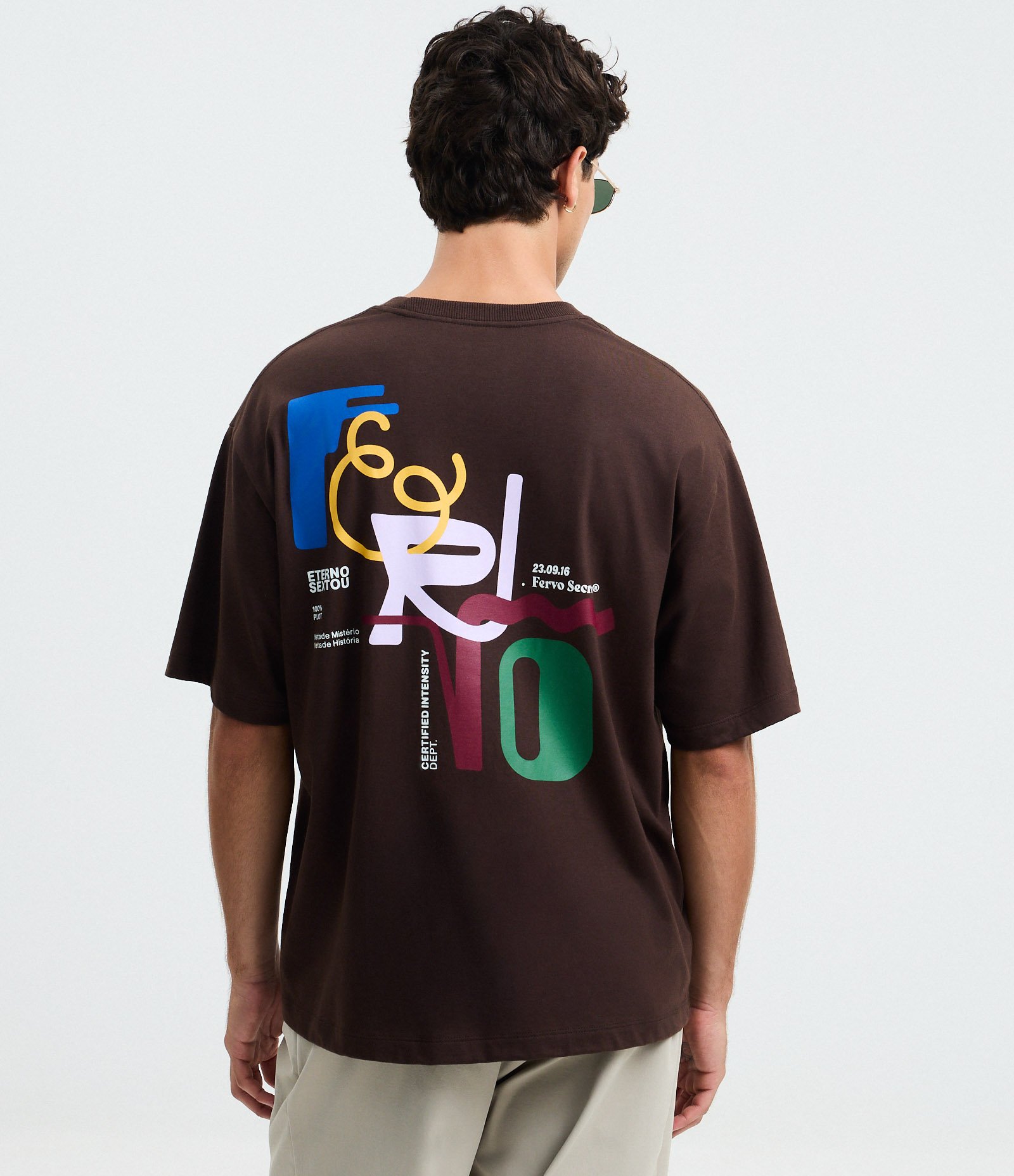 Camiseta Boxy com Manga Curta e Lettering Fervo Rio Marrom 3
