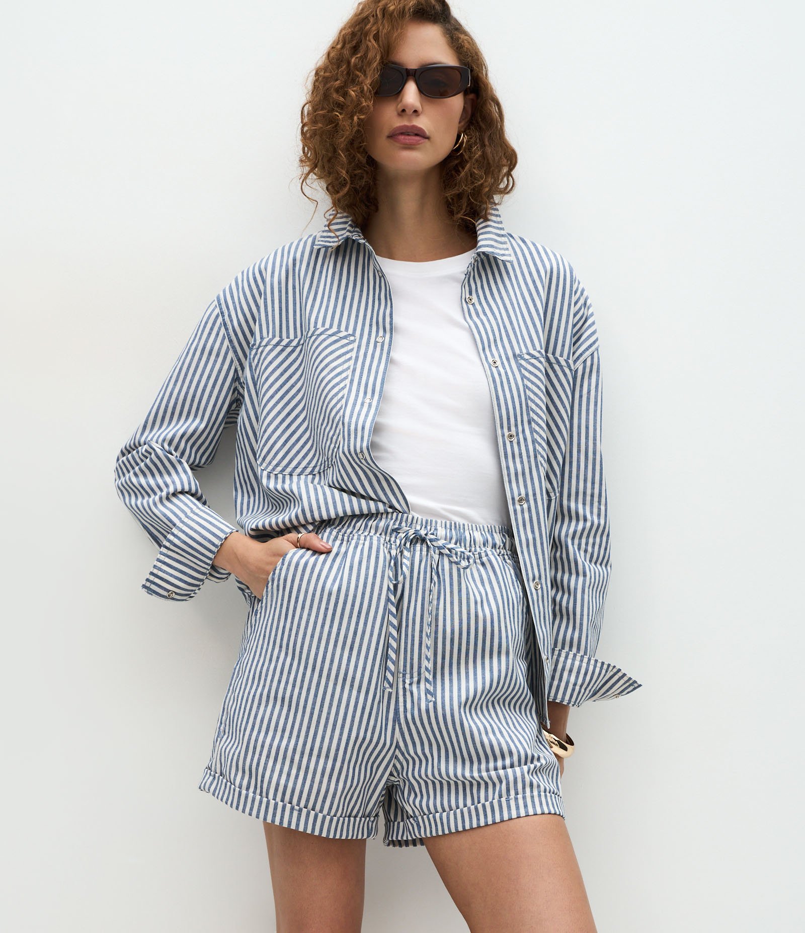 Short Runner em Jeans com Cós Elástico e Amarração Azul/Branco 1