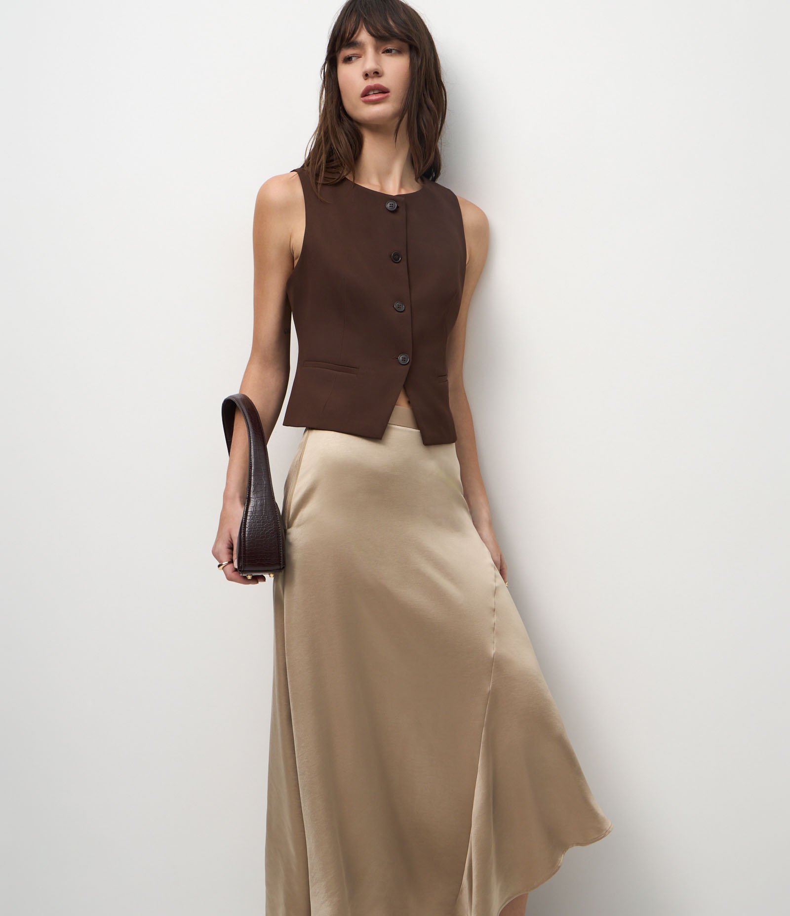 Saia Midi Acetinada com Barra Assimétrica Bege 2