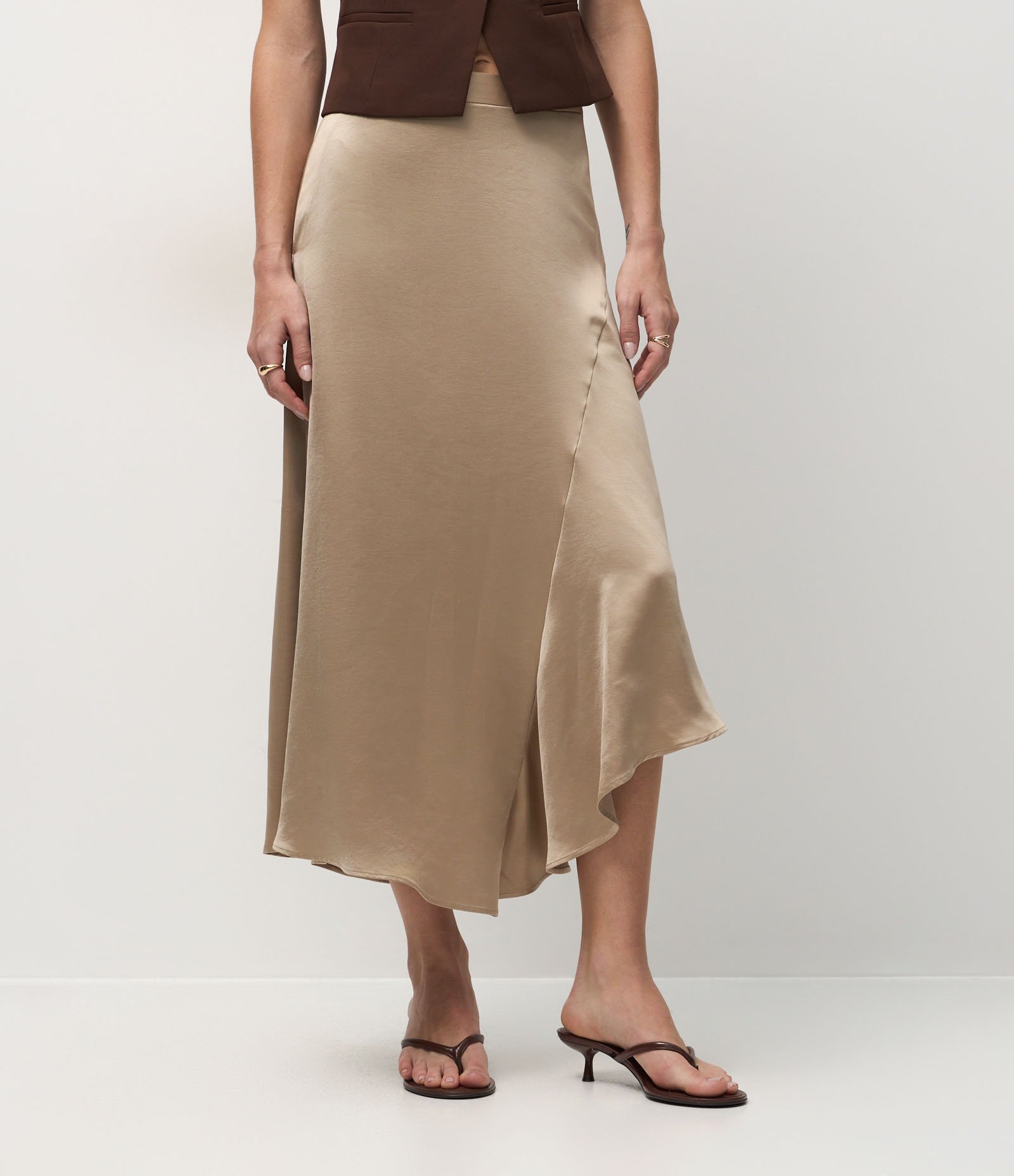 Saia Midi Acetinada com Barra Assimétrica Bege 3