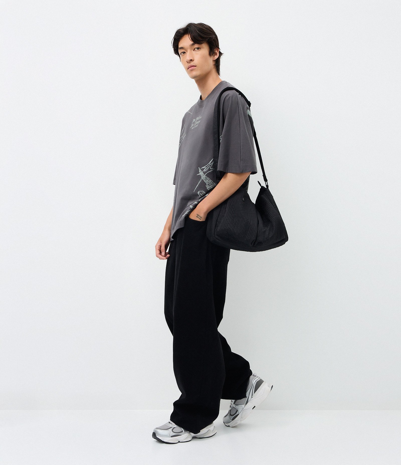 Bolsa Masculina Messenger Texturizada com Bolsos Frontais Preto 1