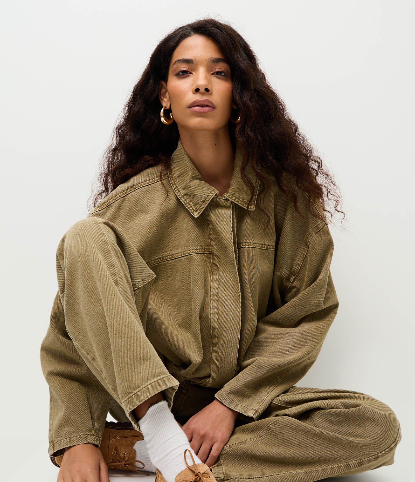 Jaqueta Bomber em Jeans com Pregas e Gola Polo Marrom Taupe 2