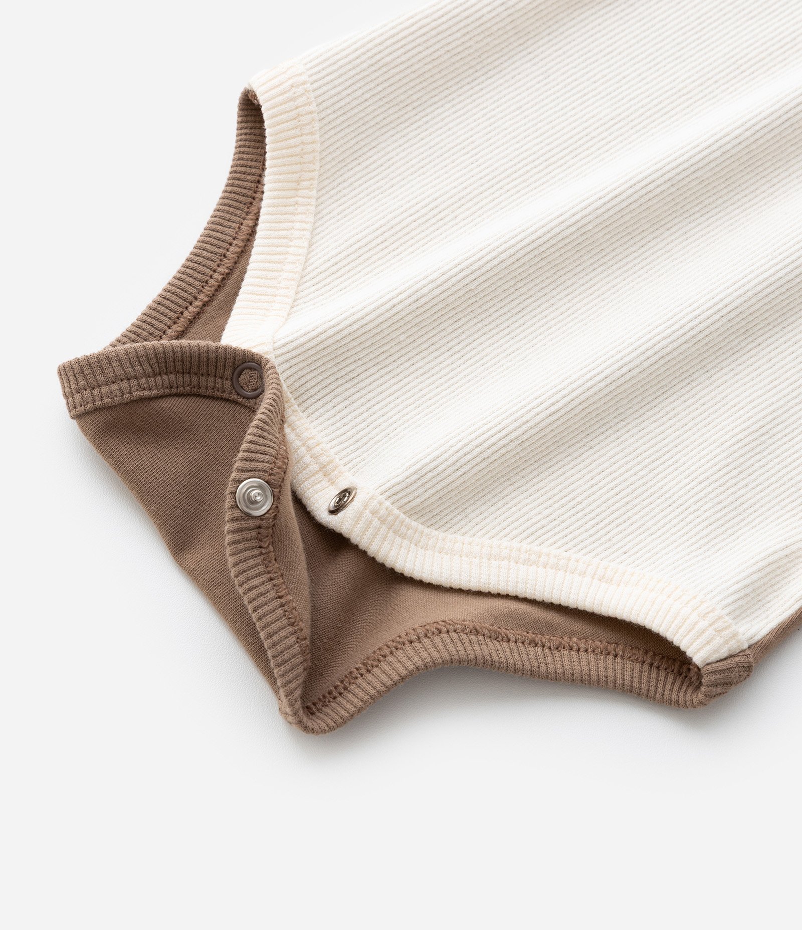 Body Bebê em Cotton Texturizado com Recorte e Bolsinho – Tam 0 a 18 Meses Marrom/Off White 5