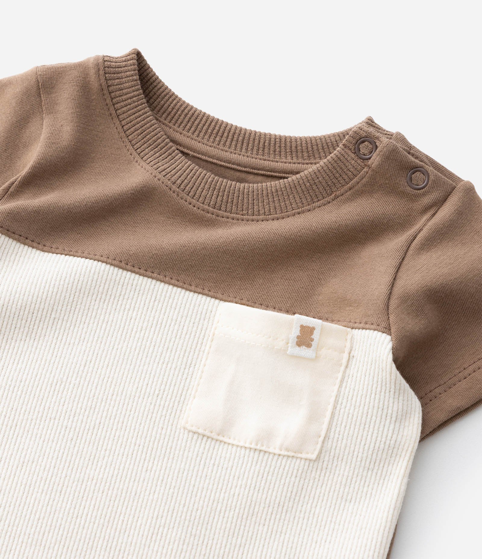 Body Bebê em Cotton Texturizado com Recorte e Bolsinho – Tam 0 a 18 Meses Marrom/Off White 7