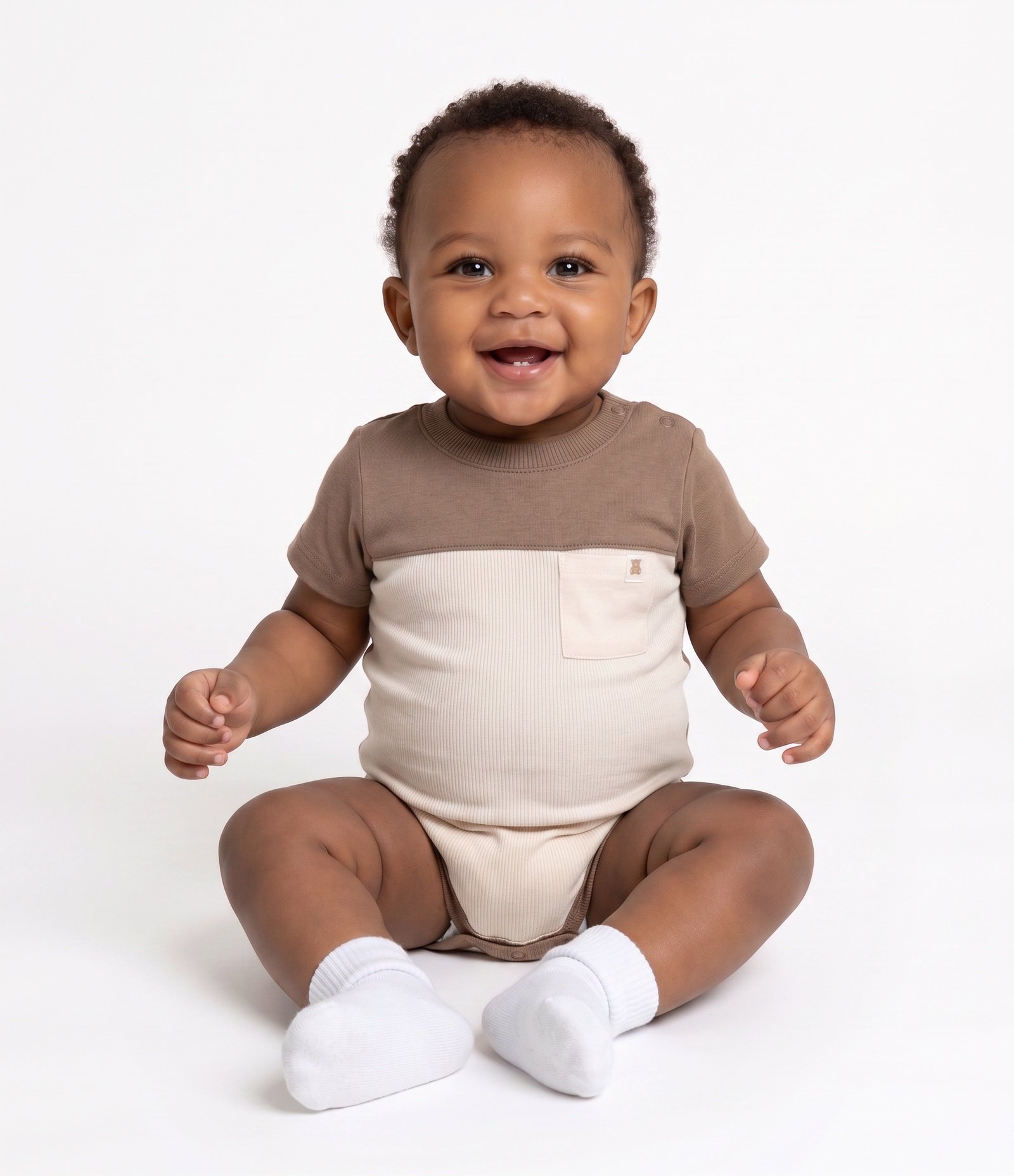 Body Bebê em Cotton Texturizado com Recorte e Bolsinho – Tam 0 a 18 Meses Marrom/Off White 1