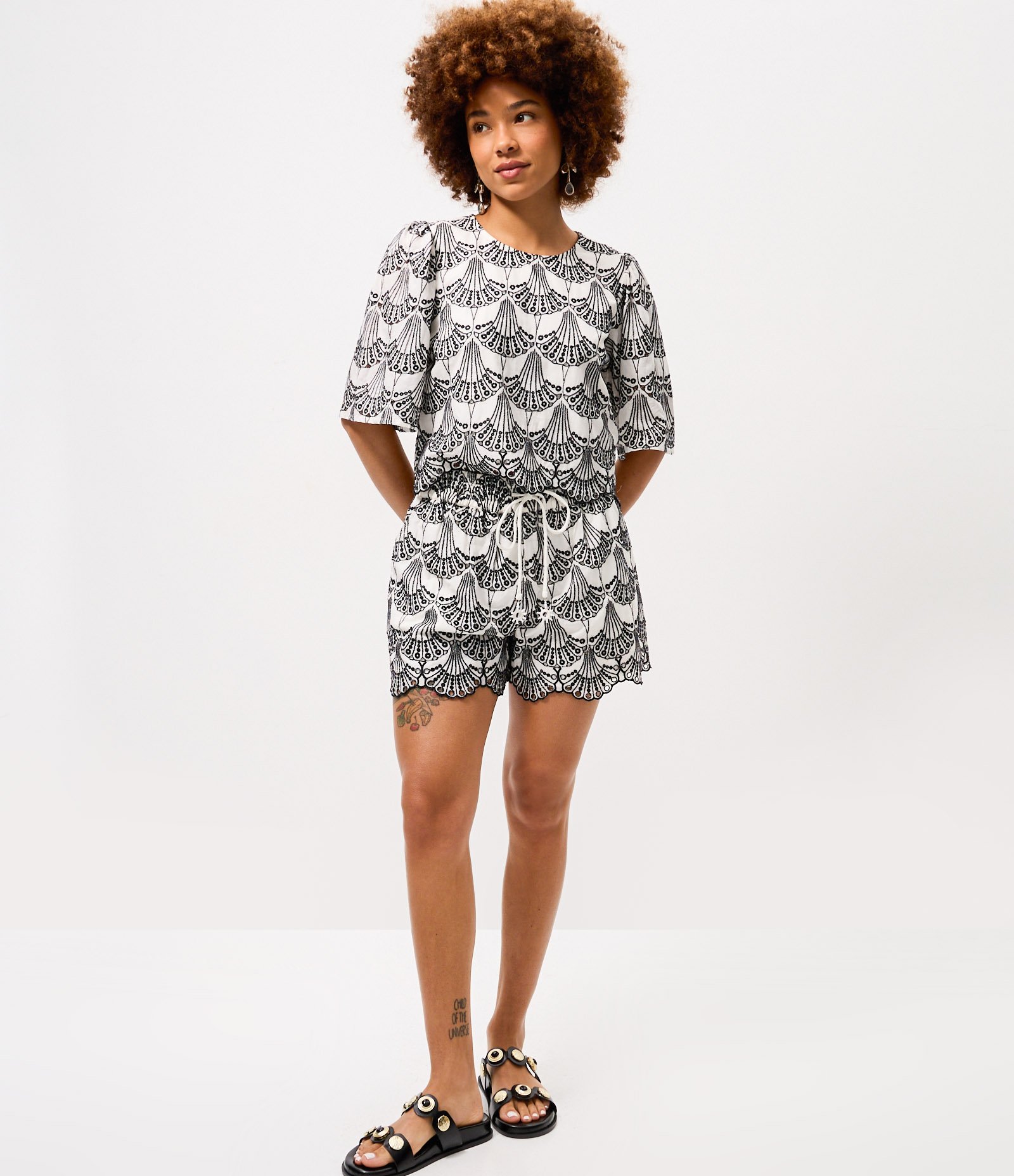 Blusa Boxy Curta em Laise com Barra Ondulada e Bordado Geométrico Off White 2