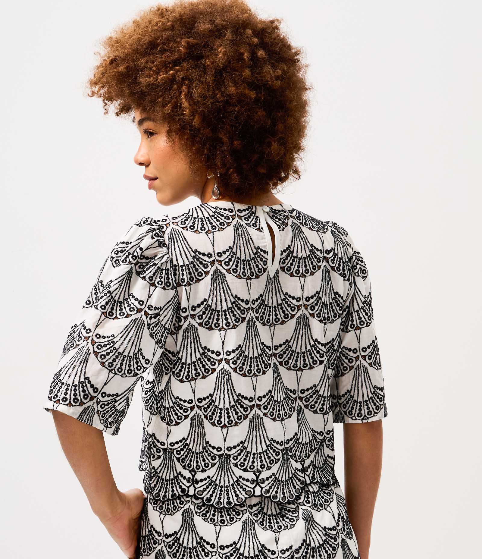 Blusa Boxy Curta em Laise com Barra Ondulada e Bordado Geométrico Off White 4