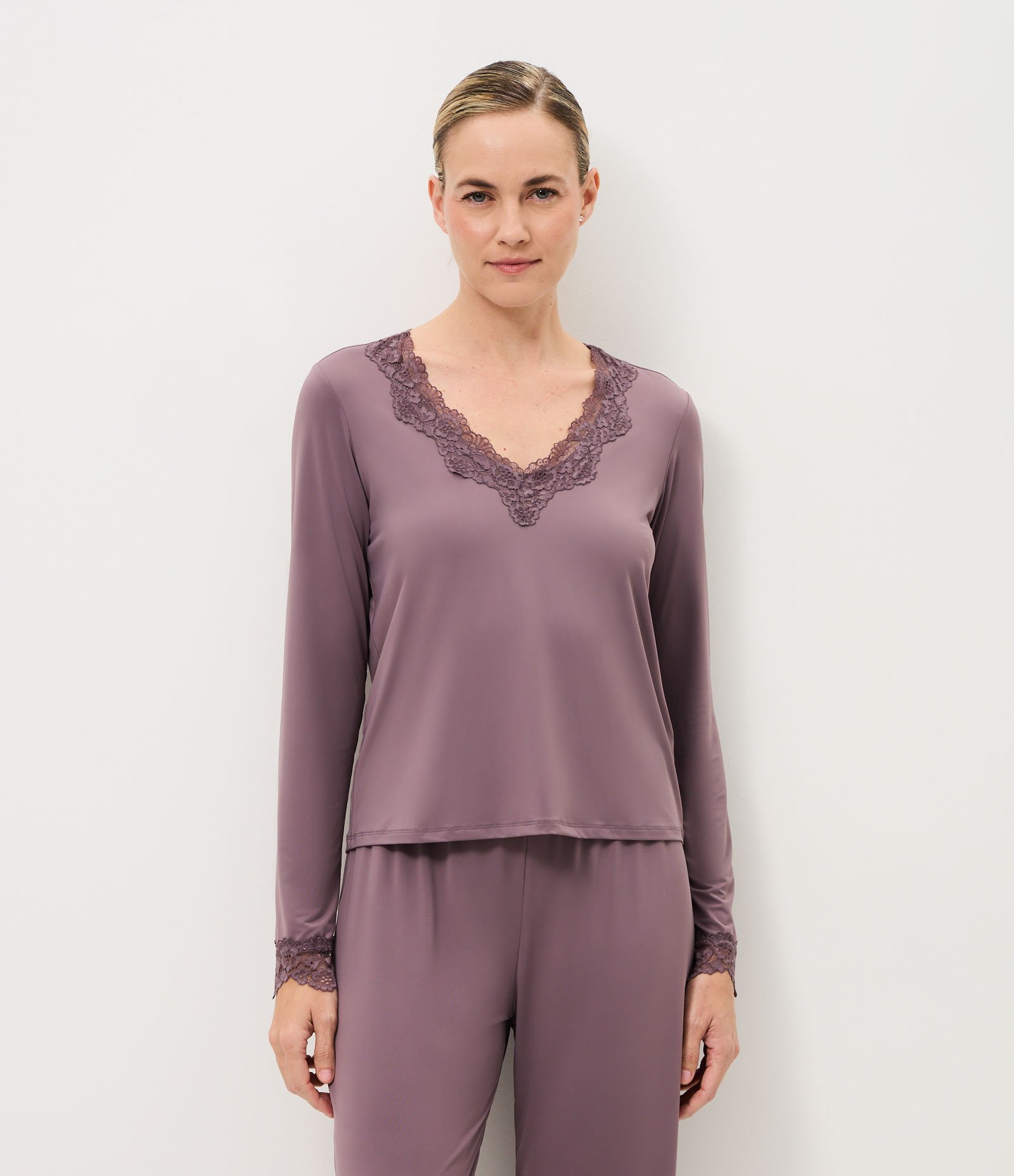 Pijama Longo em Poliamida com Renda no Decote Roxo 2
