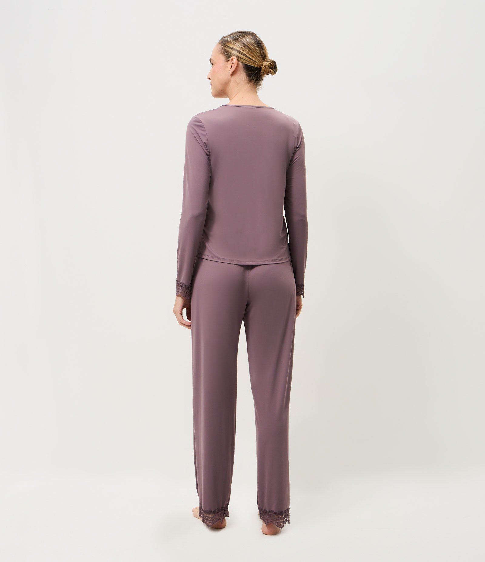 Pijama Longo em Poliamida com Renda no Decote Roxo 4