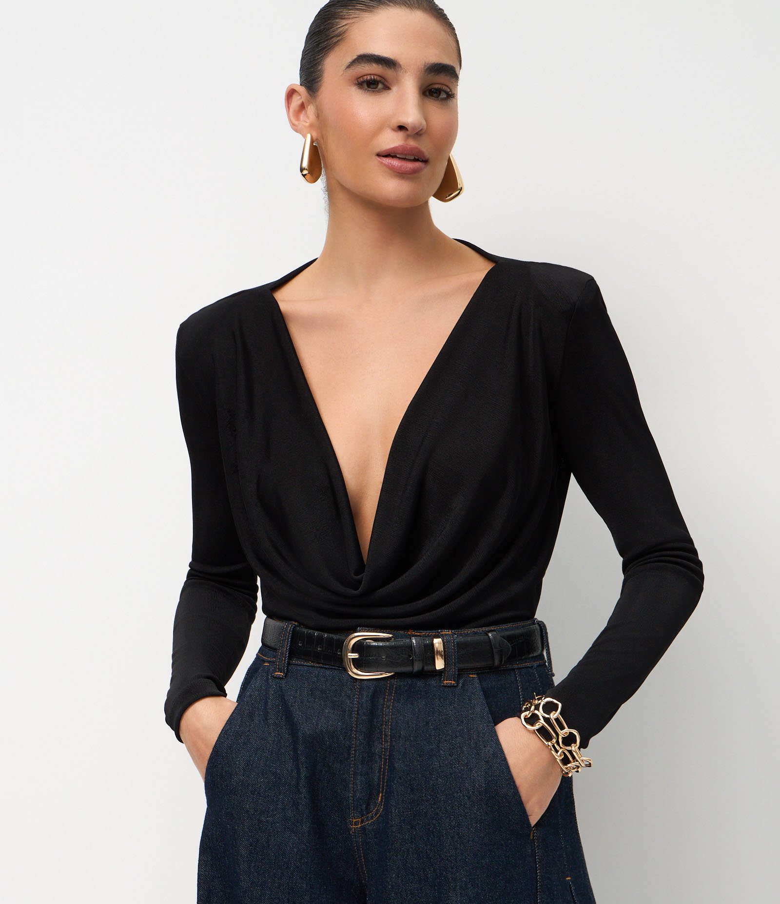 Blusa Manga Longa com Decote Degagê e Ombreiras Preto 2