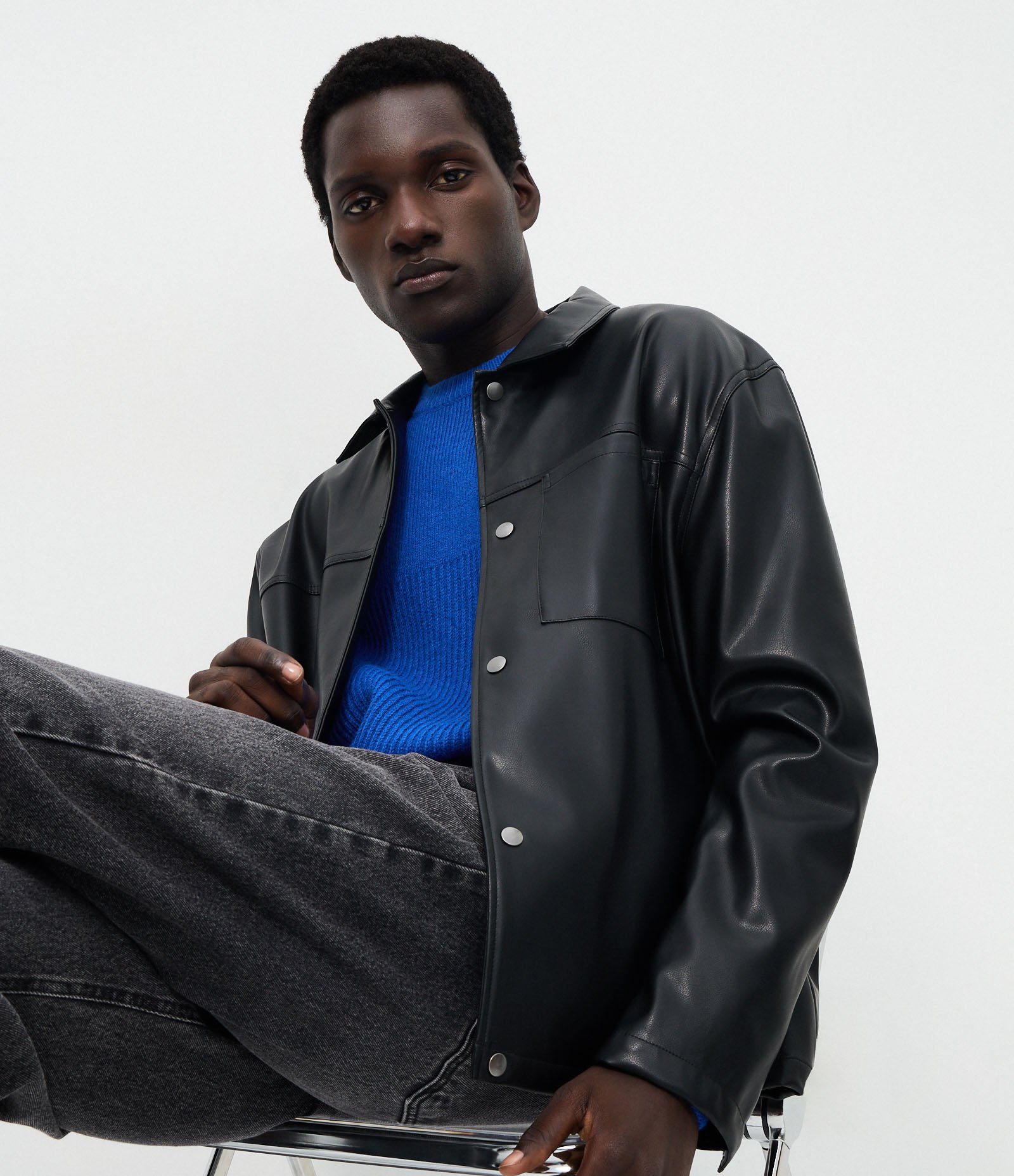 Camisa Overshirt em PU com Bolso Frontal Preto 2