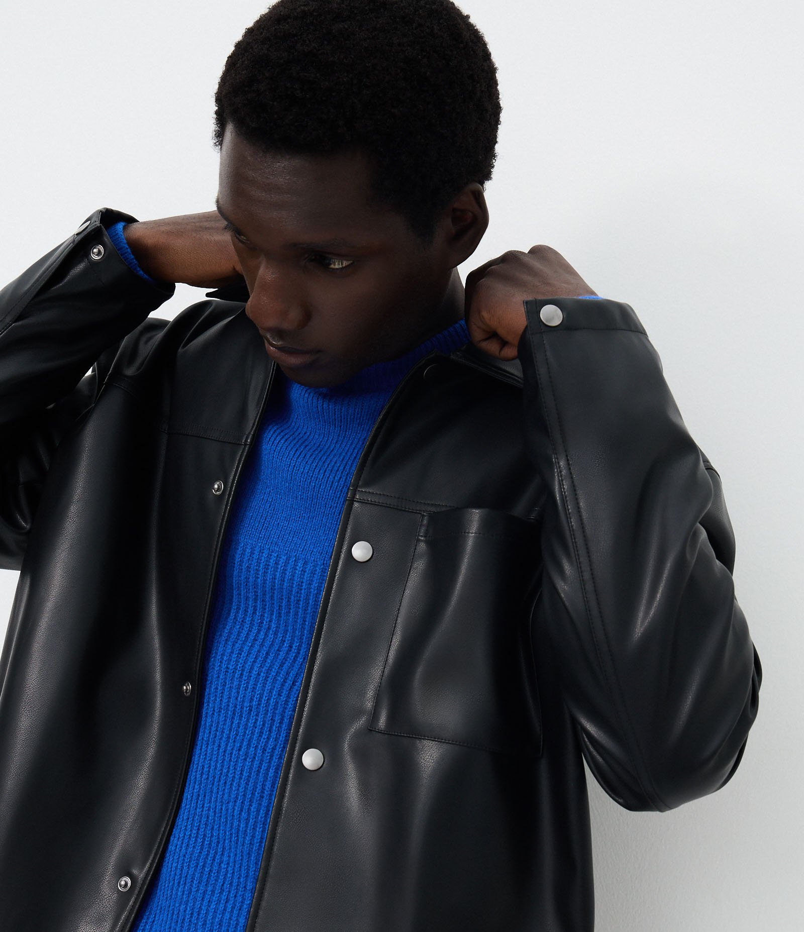 Camisa Overshirt em PU com Bolso Frontal Preto 5