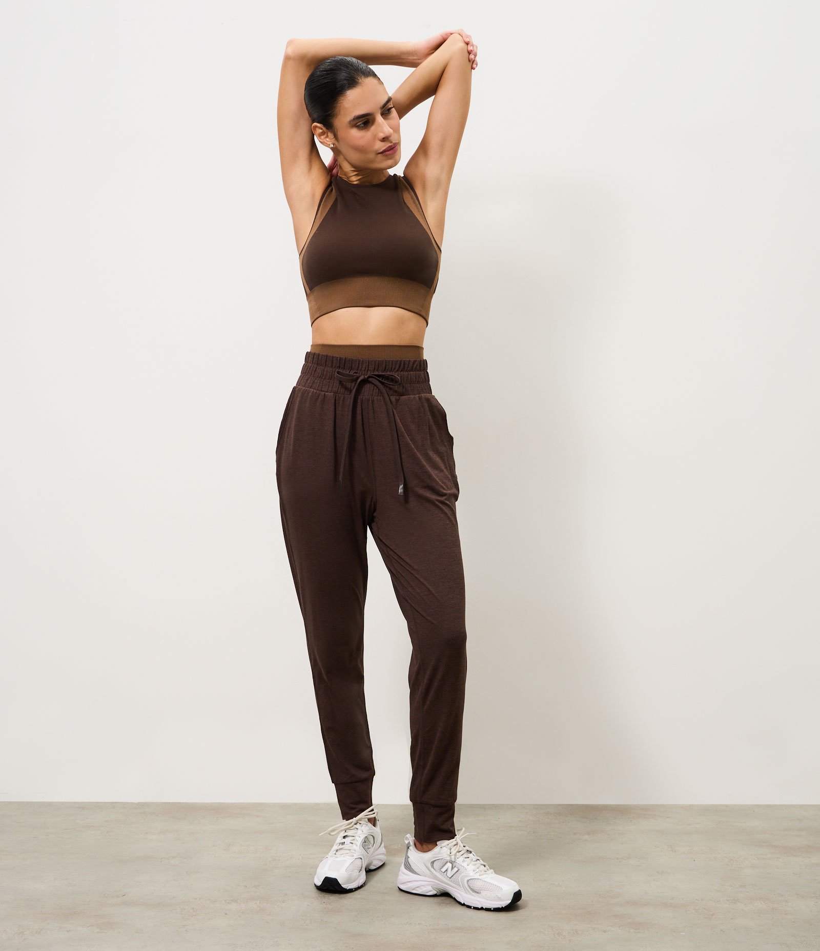 Calça Jogger Esportiva com Cós Regulável e Toque Suave Marrom 1