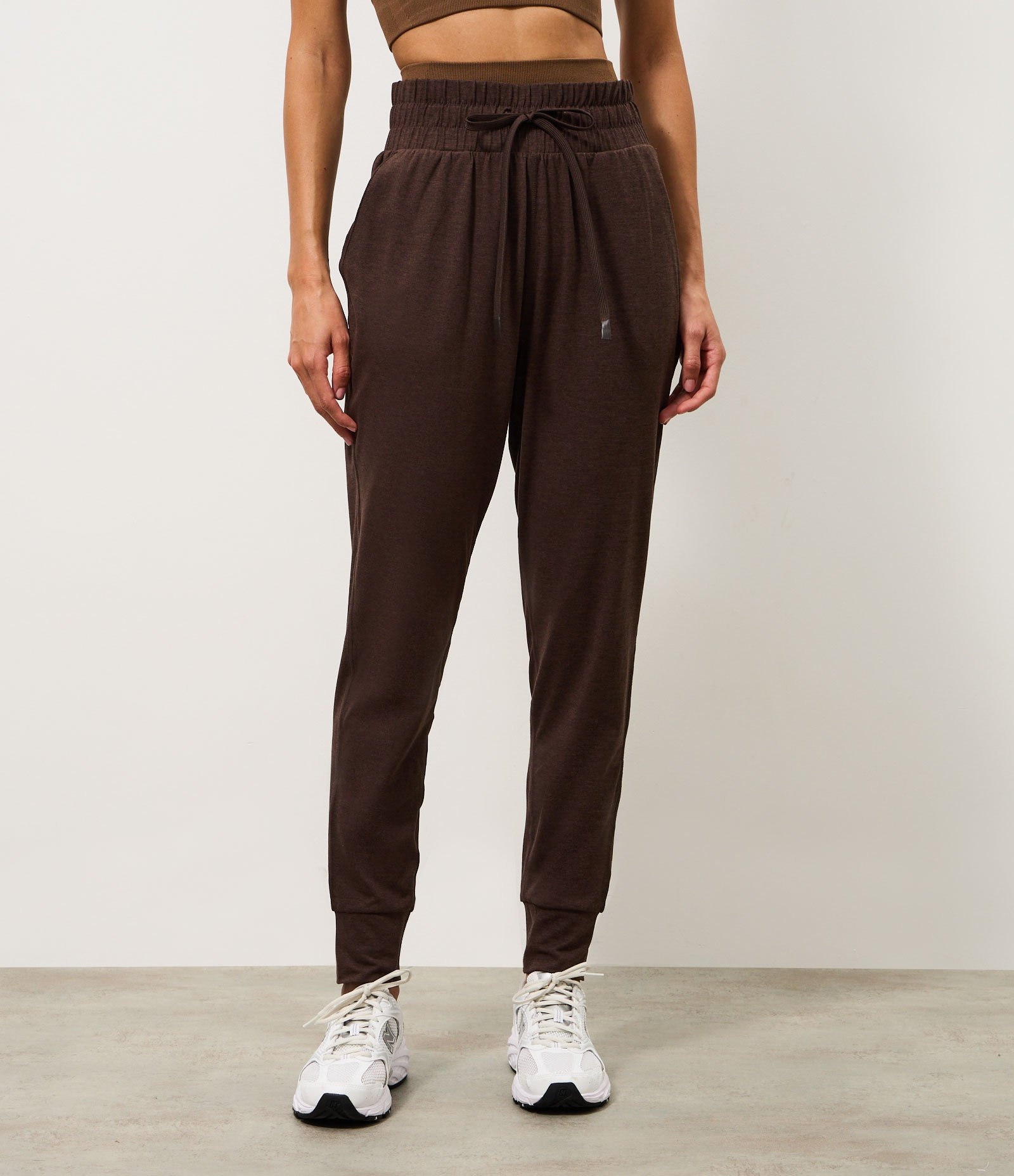 Calça Jogger Esportiva com Cós Regulável e Toque Suave Marrom 2