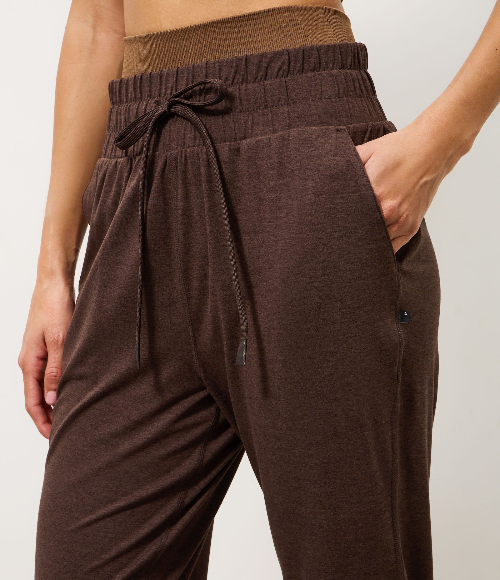 Calça Jogger Esportiva com Cós Regulável e Toque Suave Marrom 3