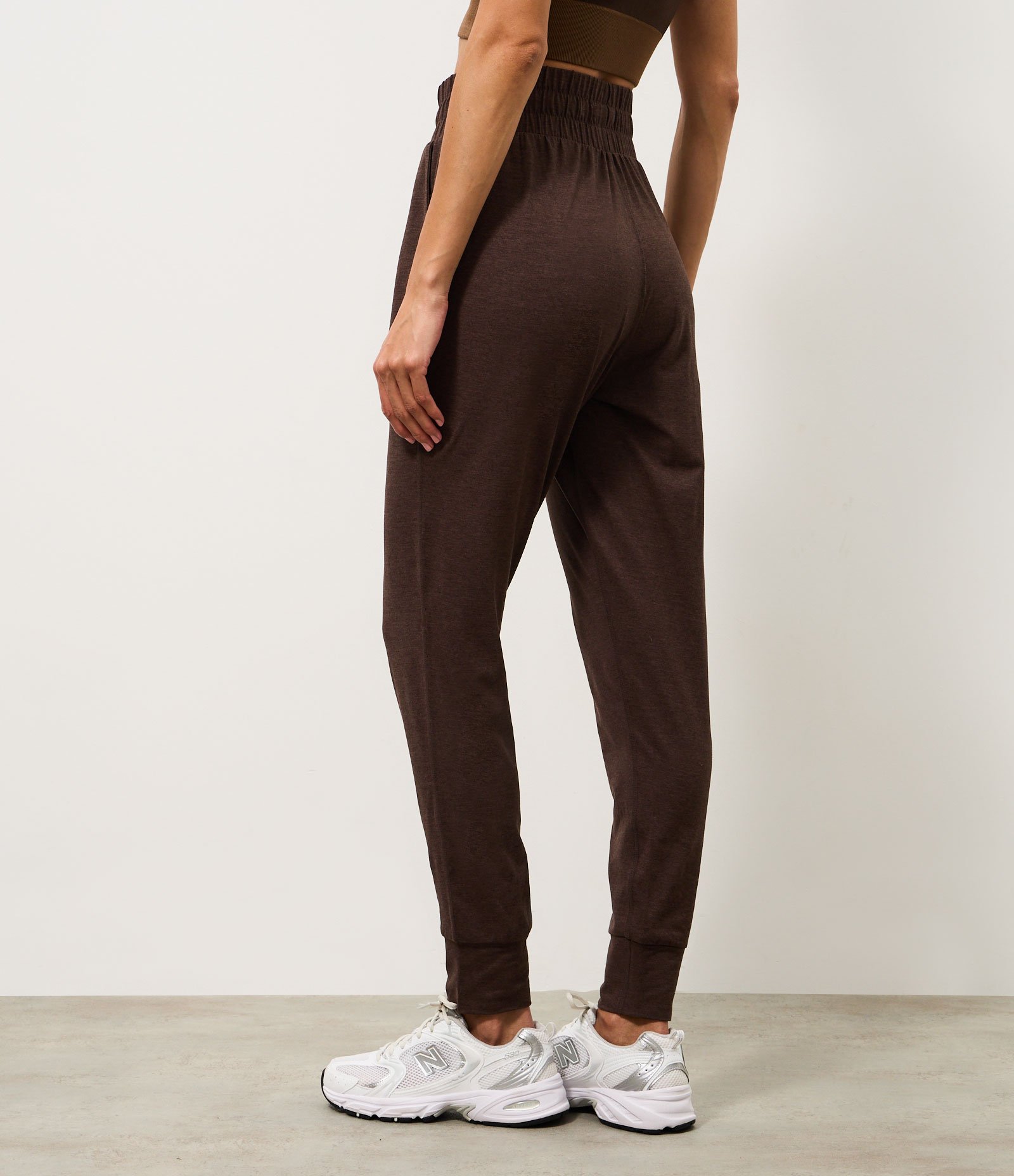 Calça Jogger Esportiva com Cós Regulável e Toque Suave Marrom 4