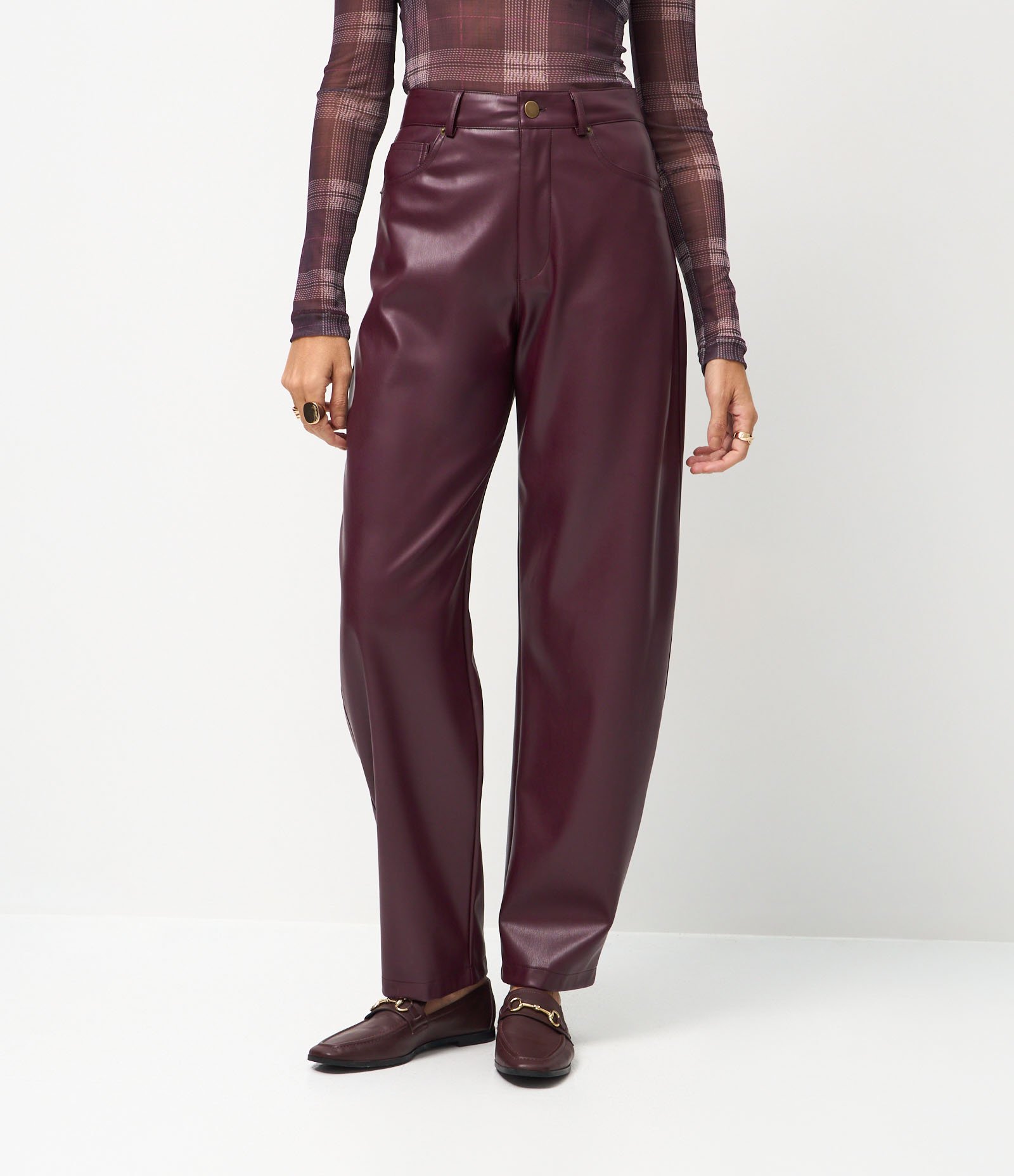 Calça Barrel em PU com Cintura Alta Vinho 3