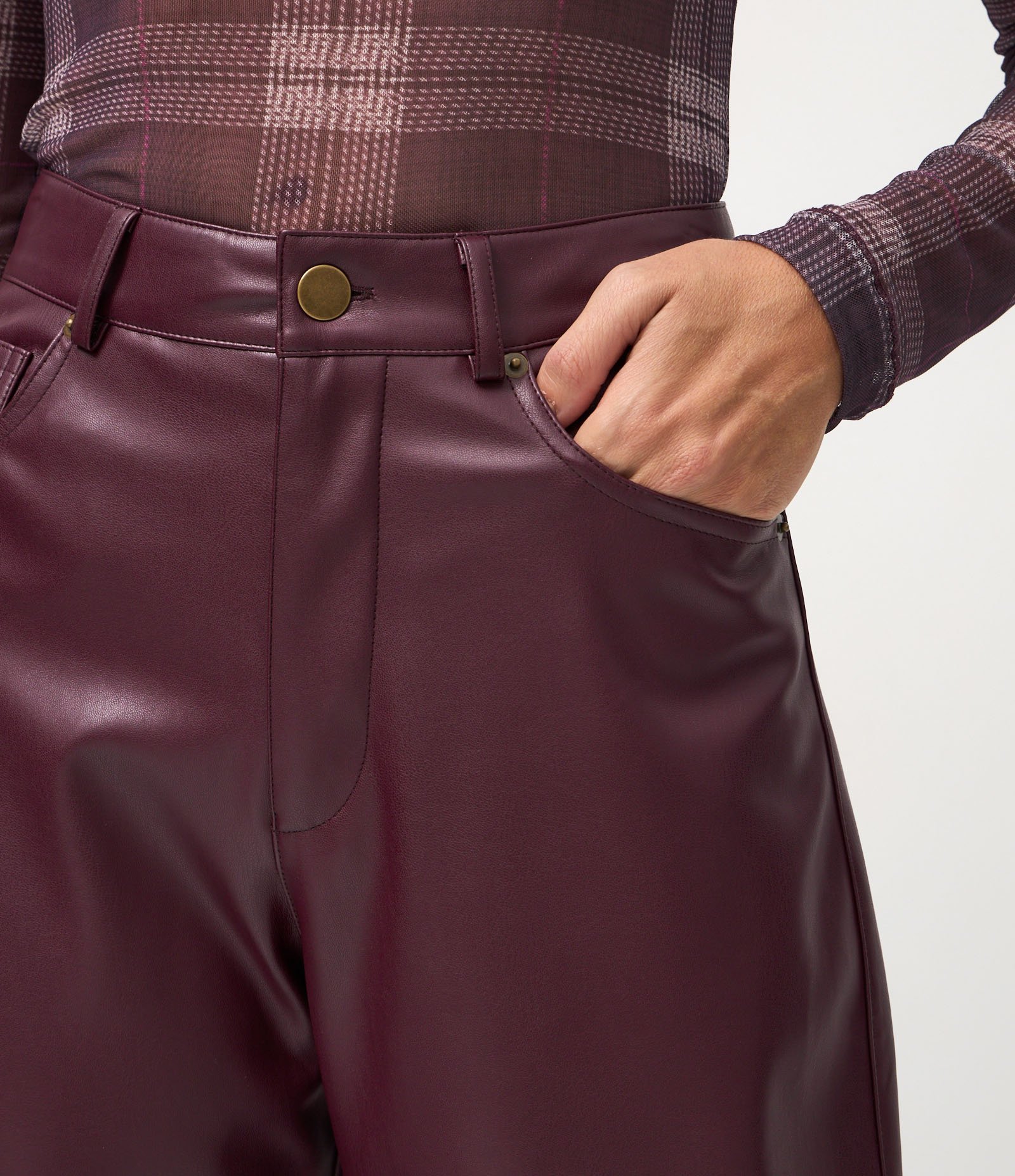 Calça Barrel em PU com Cintura Alta Vinho 4