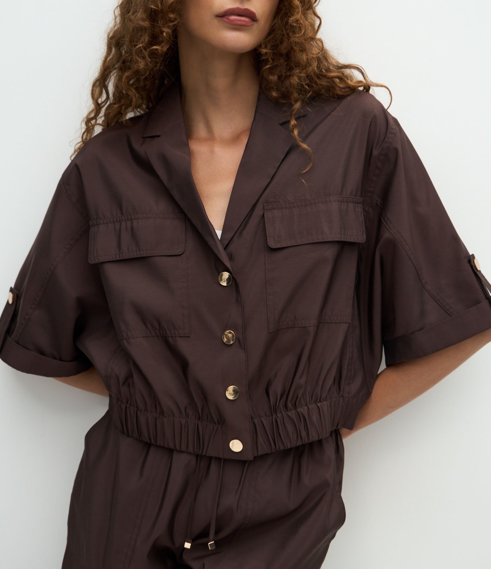 Camisa com Elástico na Barra em Tecido Tecnológico Marrom 4