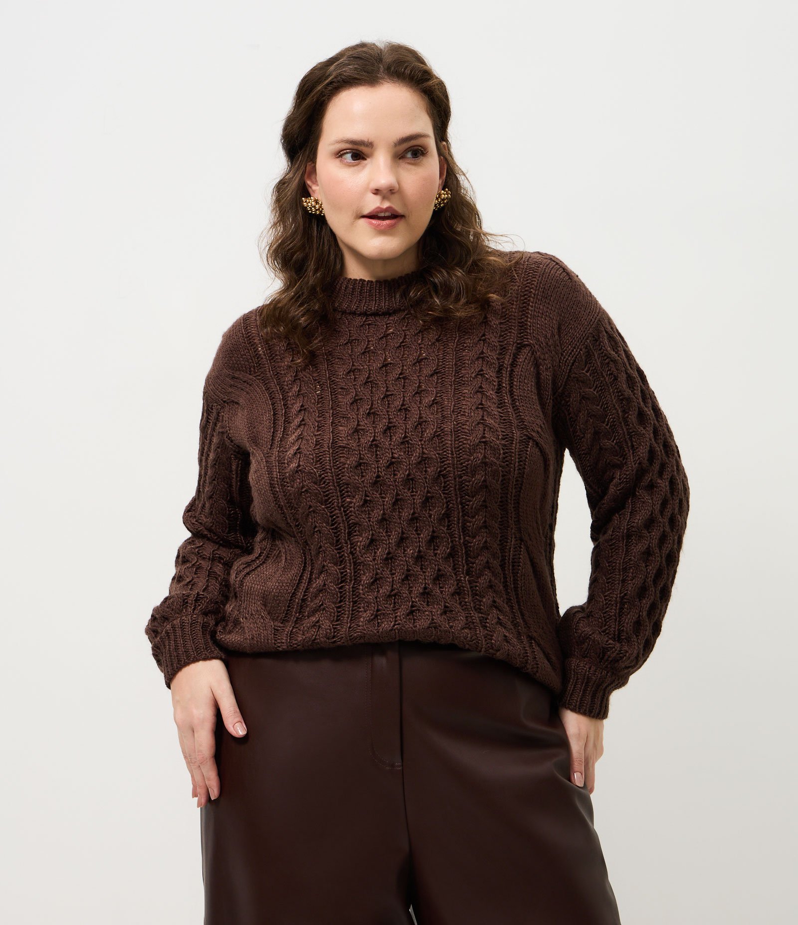 Suéter em Tricô com Cabos e Ombro Deslocado Curve & Plus Size Marrom 1