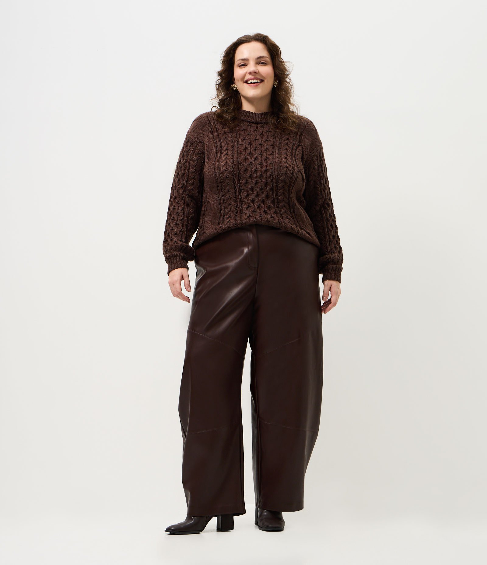 Suéter em Tricô com Cabos e Ombro Deslocado Curve & Plus Size Marrom 2