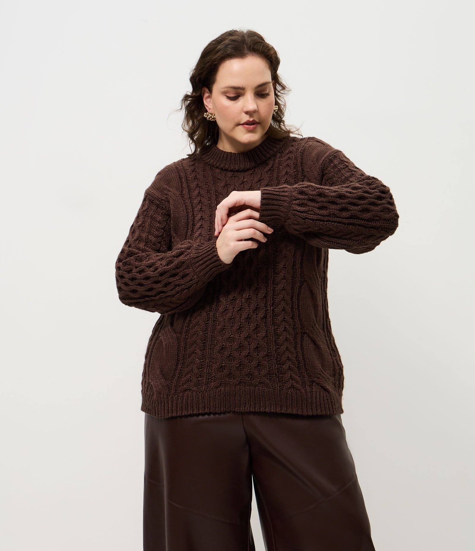 Suéter em Tricô com Cabos e Ombro Deslocado Curve & Plus Size Marrom 4