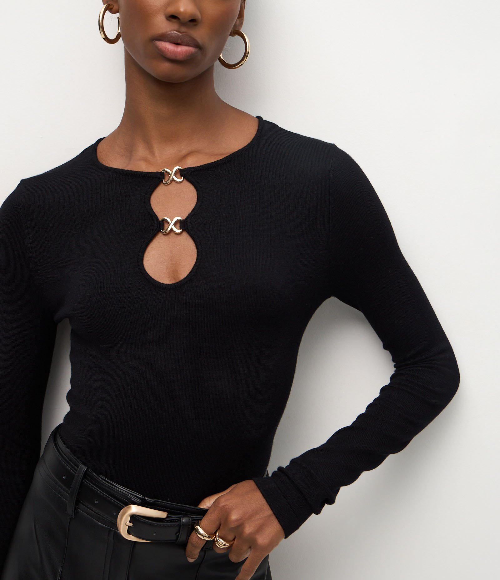 Blusa Regular em Tricô com Aviamento no Decote Preto 4