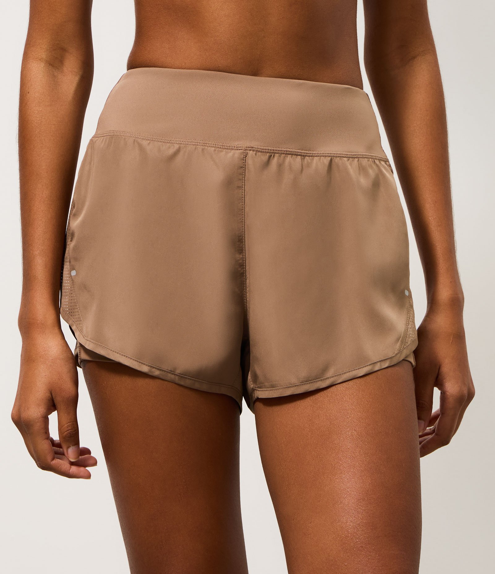 Bermuda Runner Esportiva em Microfibra com Bolso Funcional Marrom Claro 2