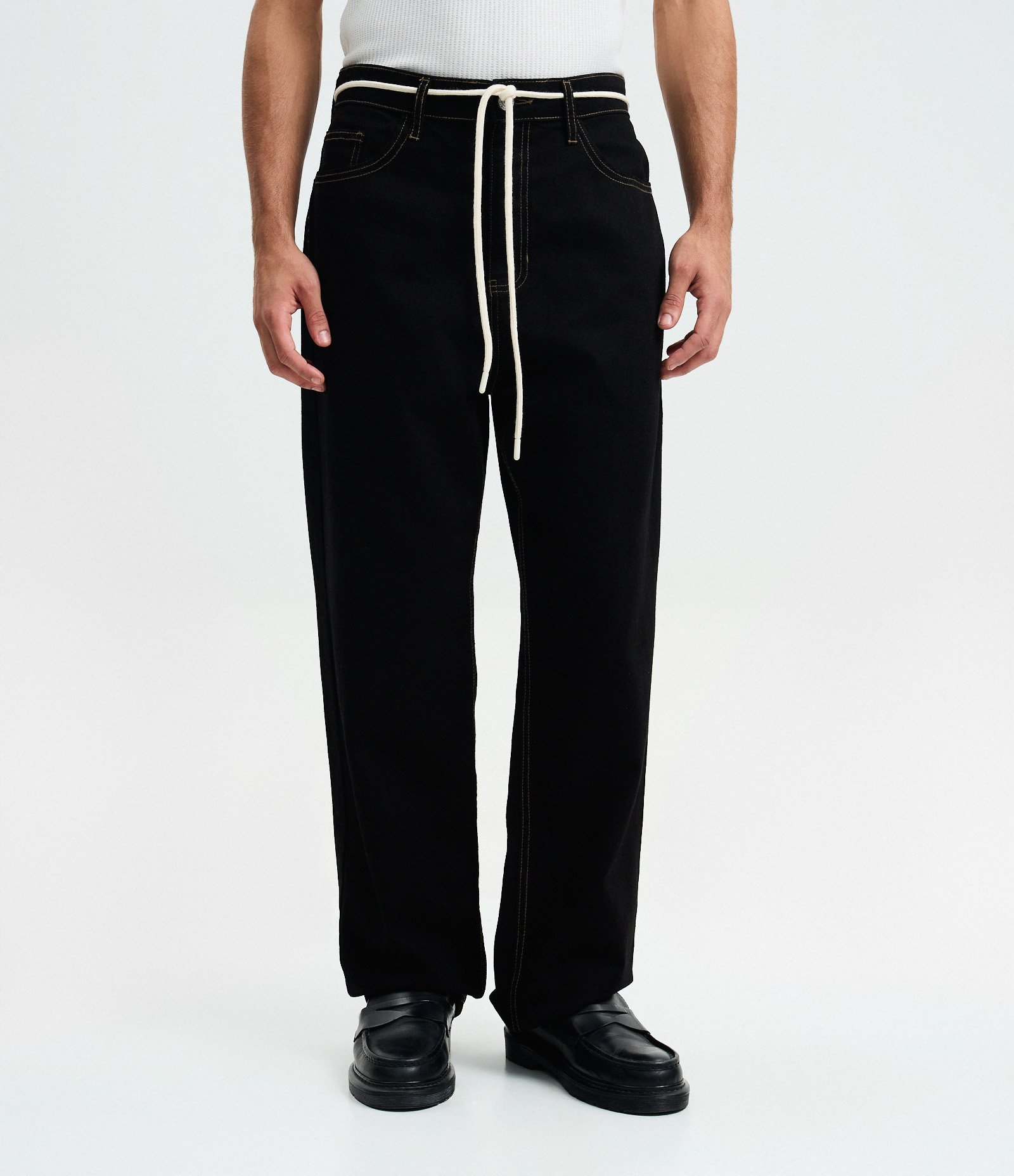 Calça Baggy em Sarja com Costura Contrastante e Cadarço na Cintura Preto 2