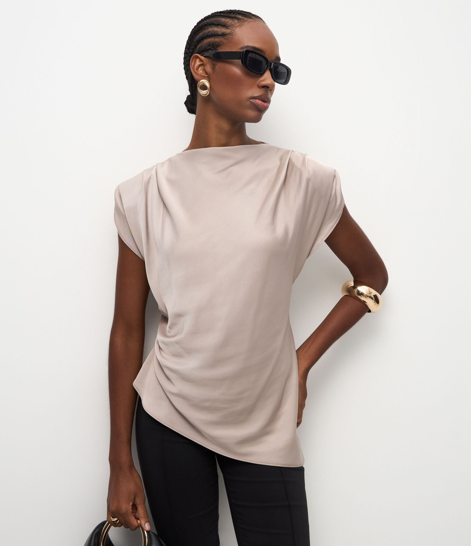 Blusa Acetinada com Ombreiras e Barra Assimétrica Cinza 1