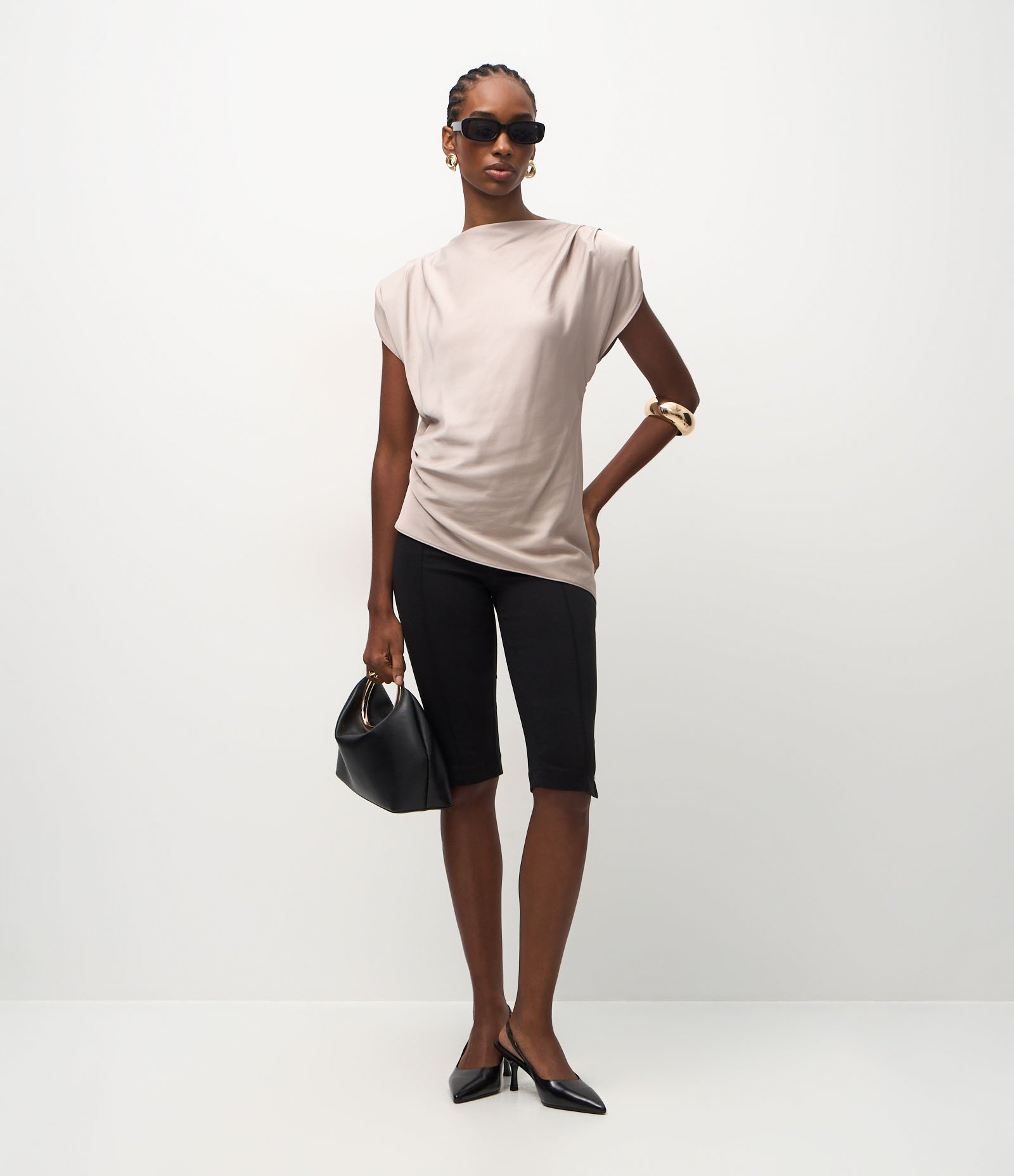 Blusa Acetinada com Ombreiras e Barra Assimétrica Cinza 2