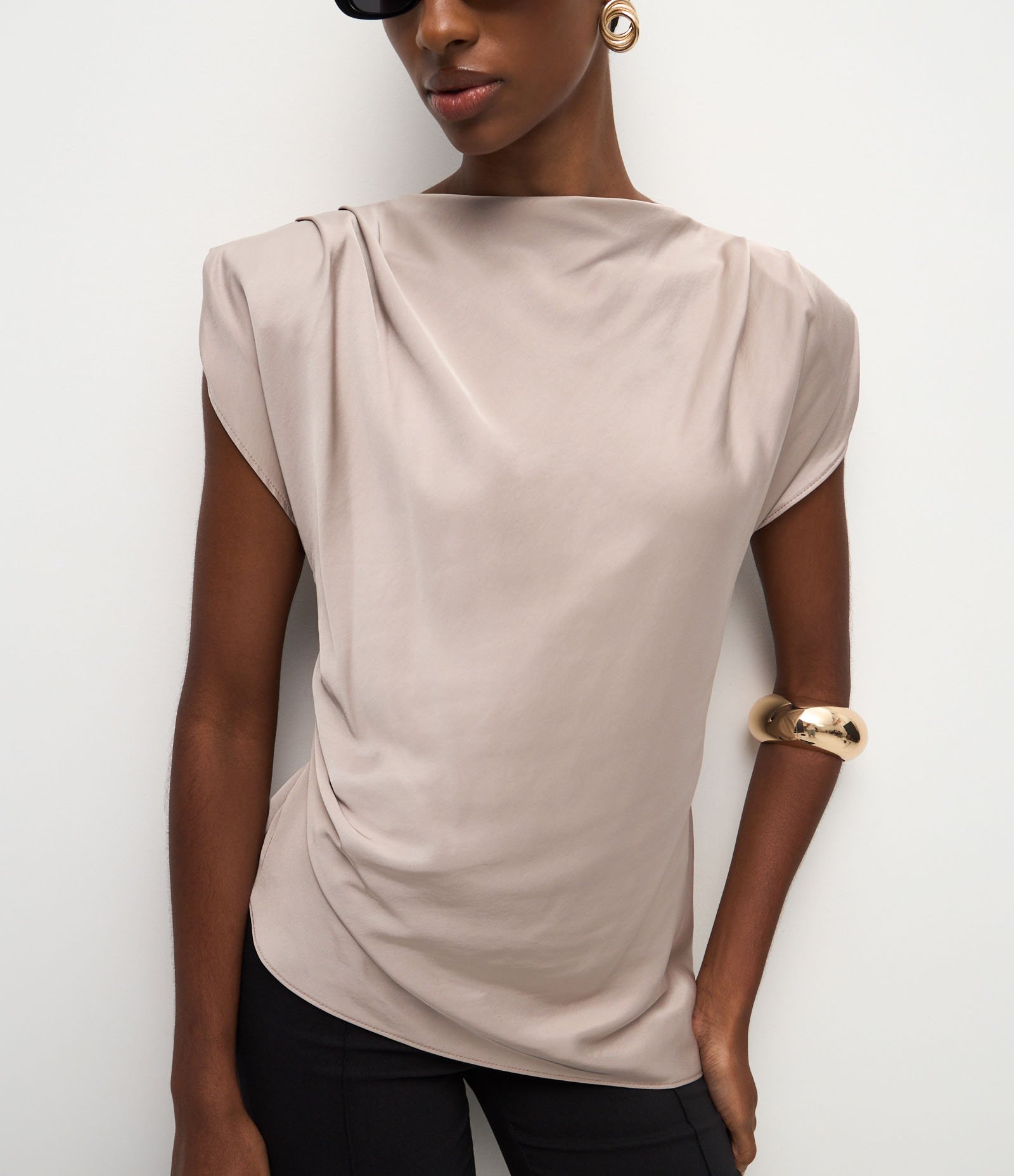 Blusa Acetinada com Ombreiras e Barra Assimétrica Cinza 3