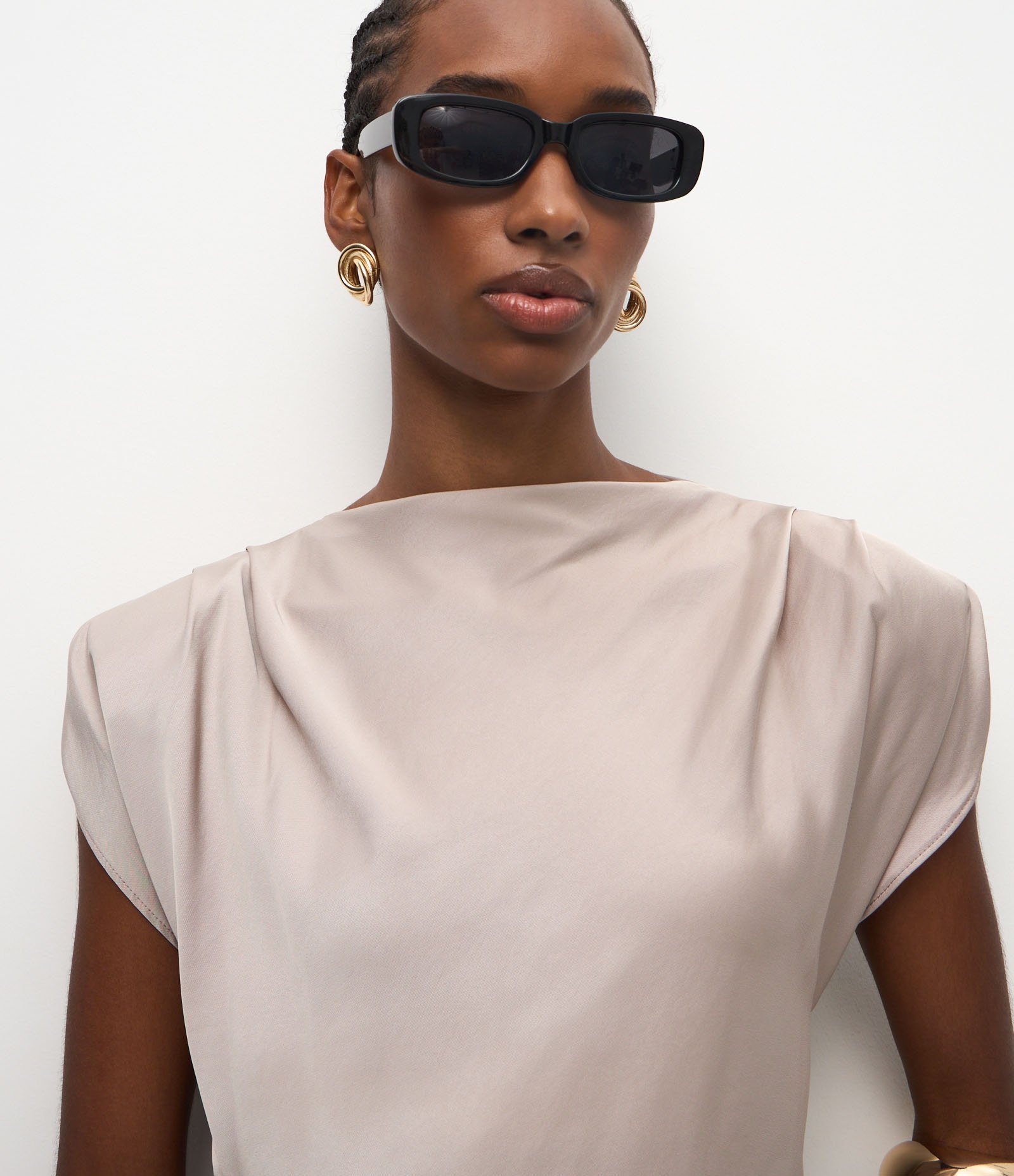 Blusa Acetinada com Ombreiras e Barra Assimétrica Cinza 4