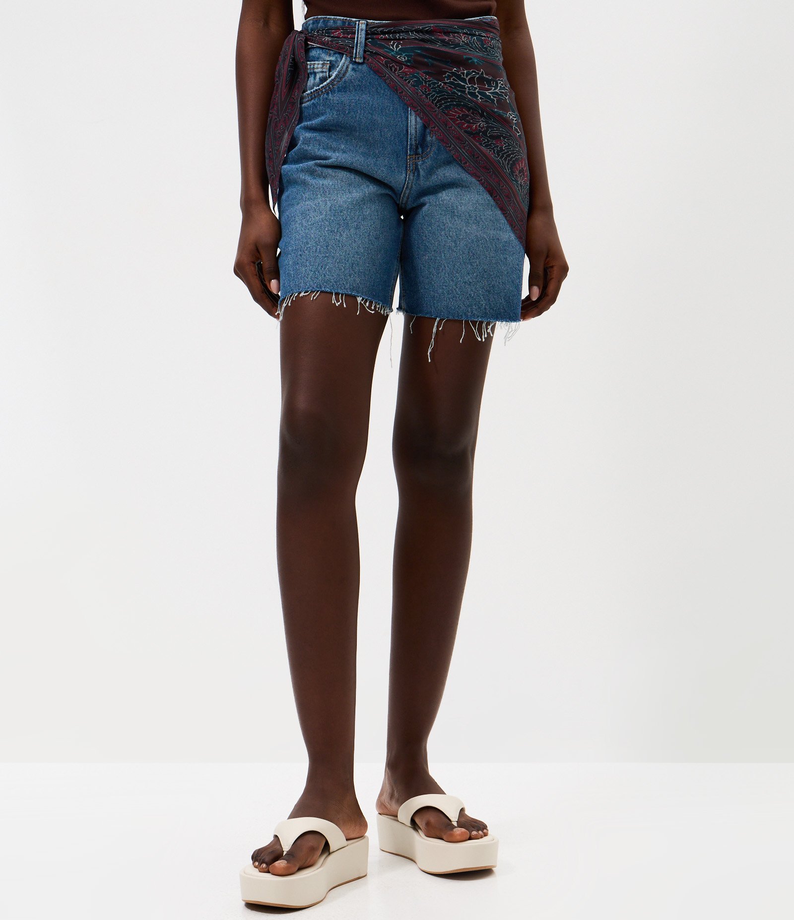Bermuda Midi em Jeans com Cintura Média e Lenço Azul 2