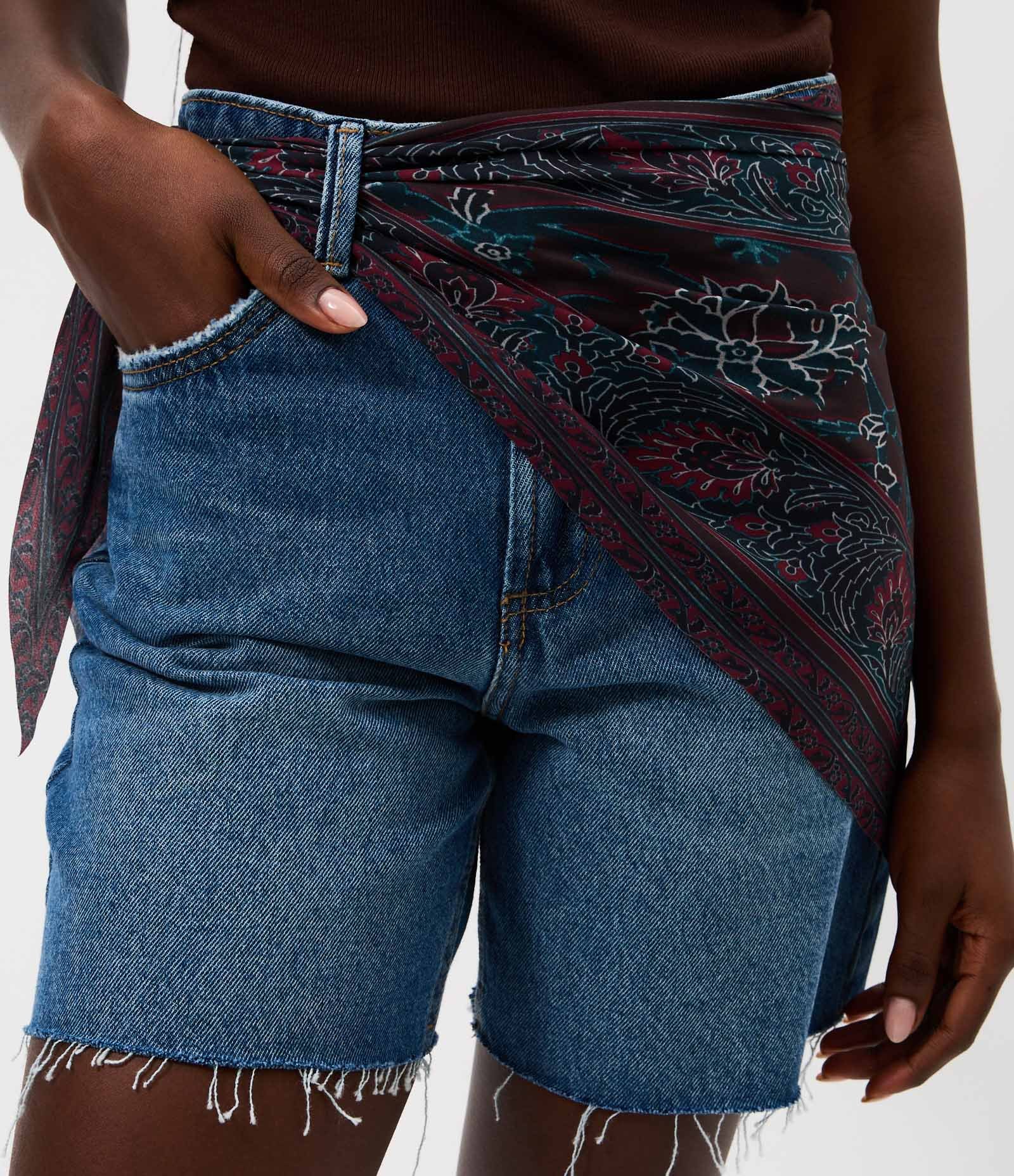 Bermuda Midi em Jeans com Cintura Média e Lenço Azul 3