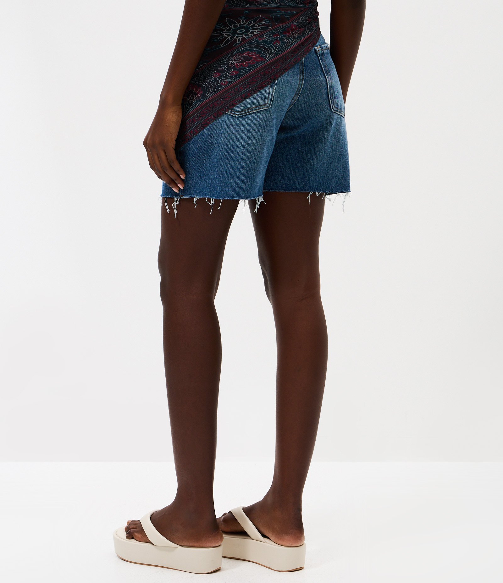 Bermuda Midi em Jeans com Cintura Média e Lenço Azul 4