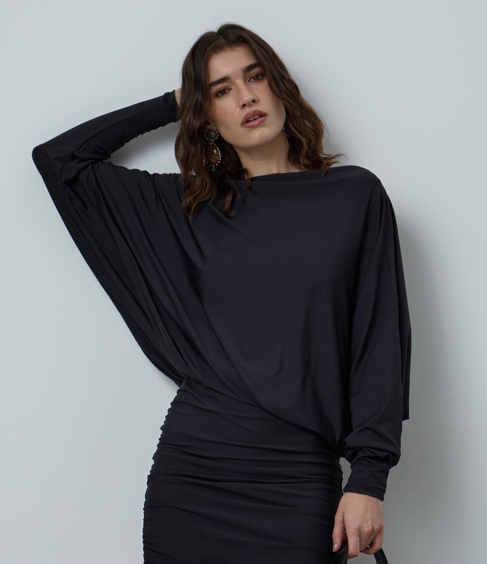 Vestido Curto em Microfibra com Manga Morcego e Franzido Lateral Preto 1