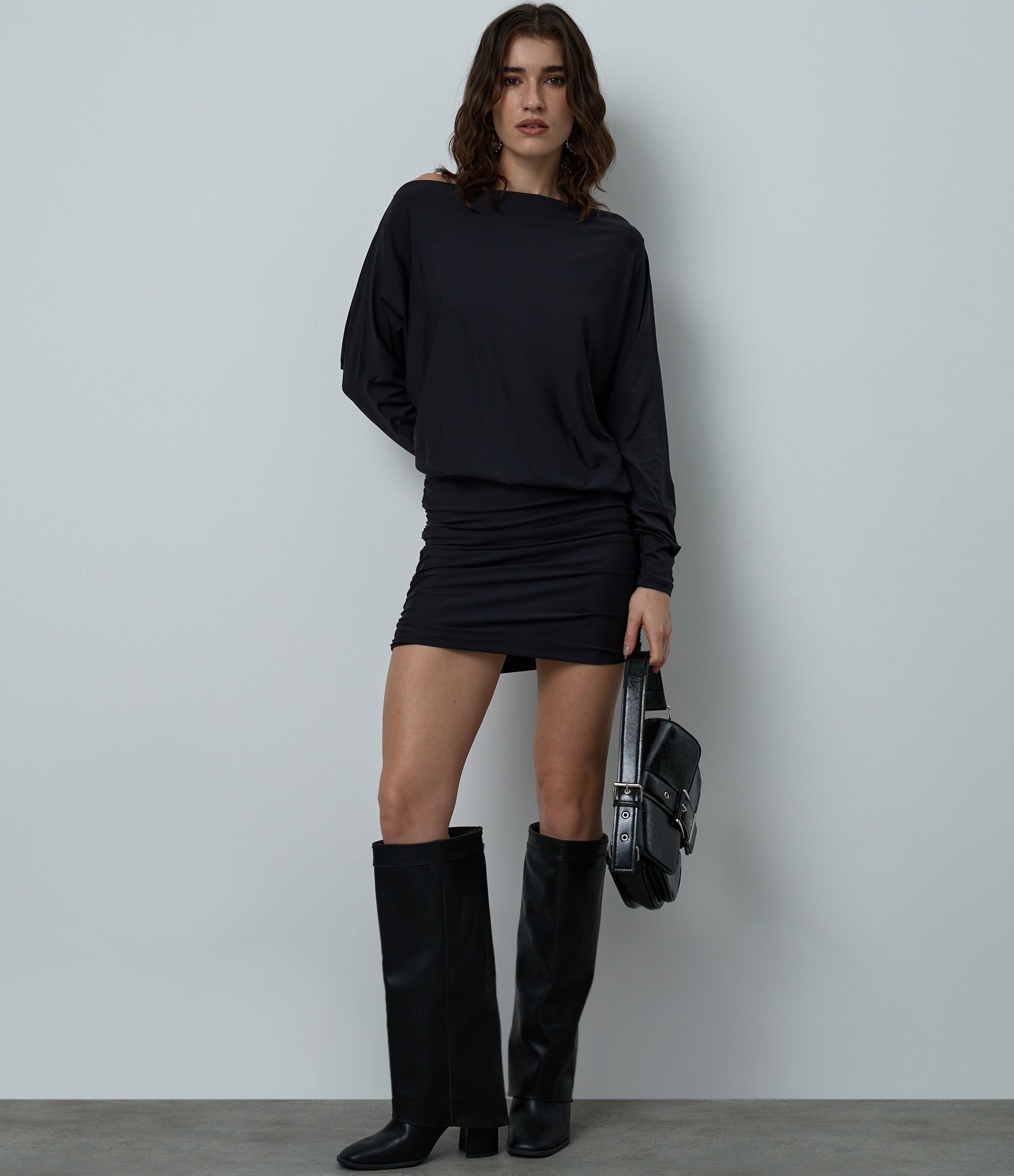 Vestido Curto em Microfibra com Manga Morcego e Franzido Lateral Preto 2