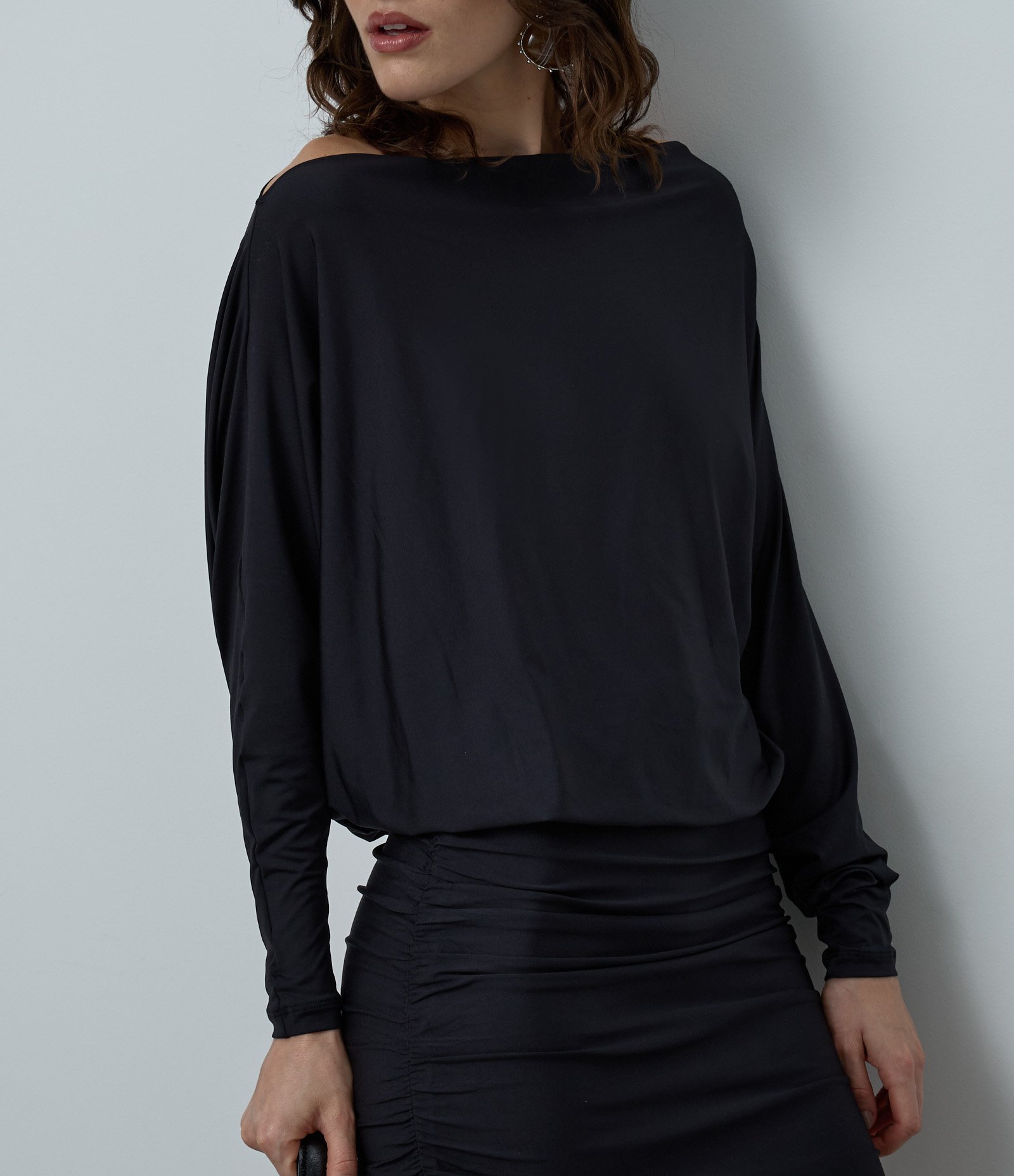 Vestido Curto em Microfibra com Manga Morcego e Franzido Lateral Preto 3