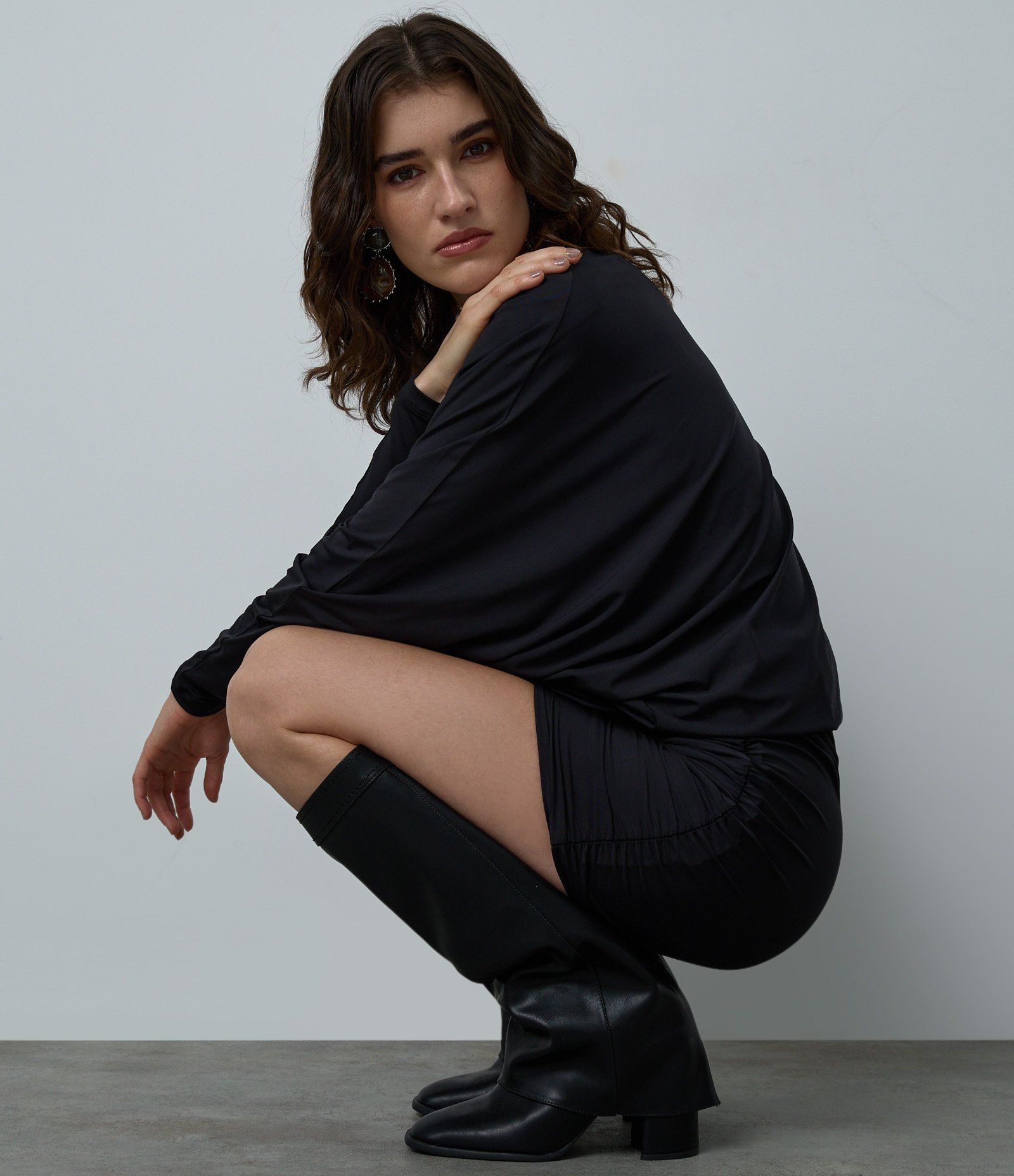 Vestido Curto em Microfibra com Manga Morcego e Franzido Lateral Preto 4