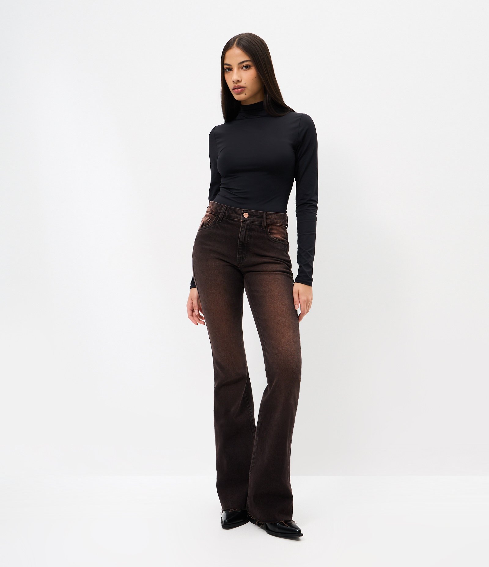 Calça Flare em Jeans com Lavagem Sobretinta e Barra Desfiada Marrom Escuro 1