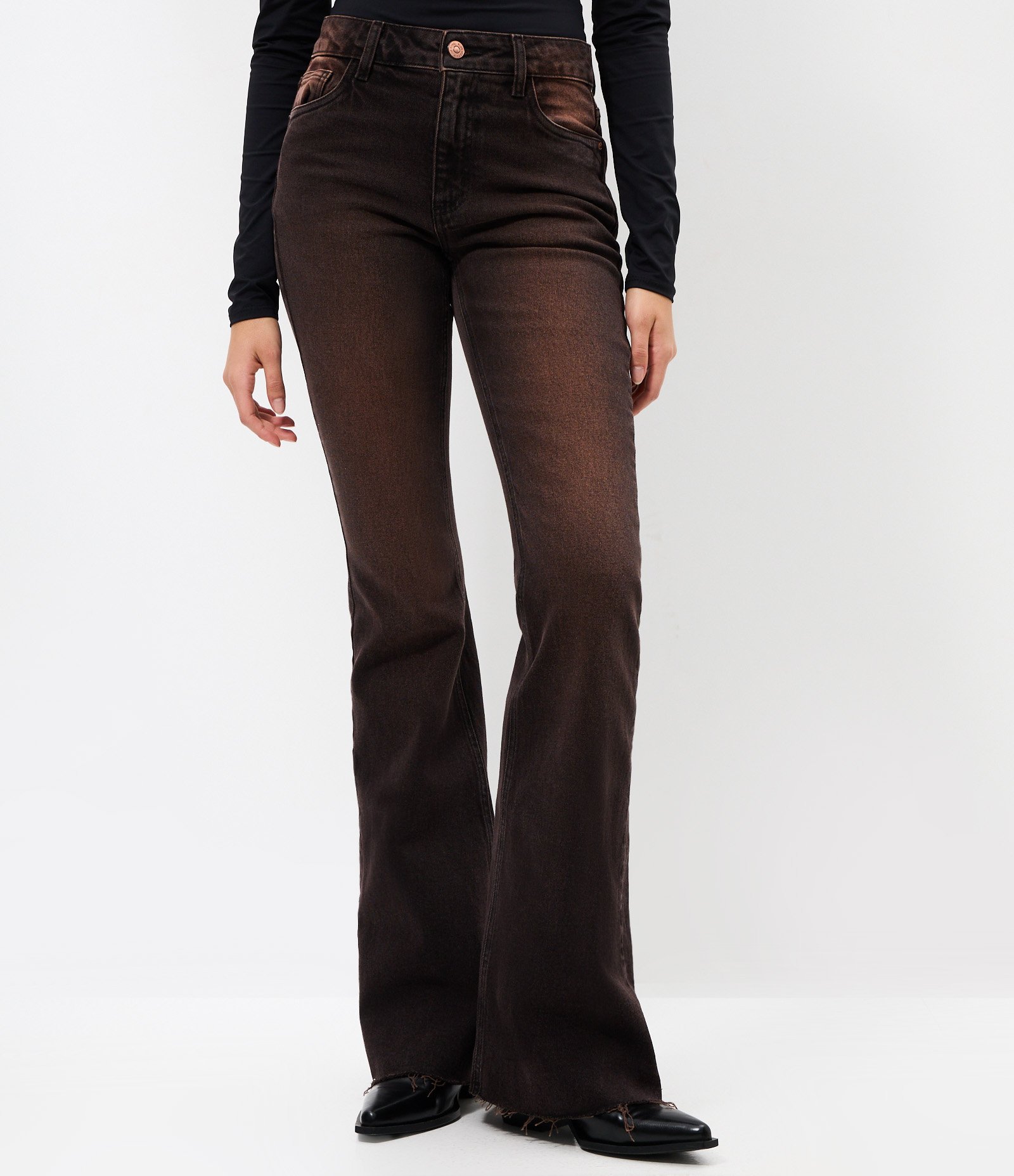Calça Flare em Jeans com Lavagem Sobretinta e Barra Desfiada Marrom Escuro 2