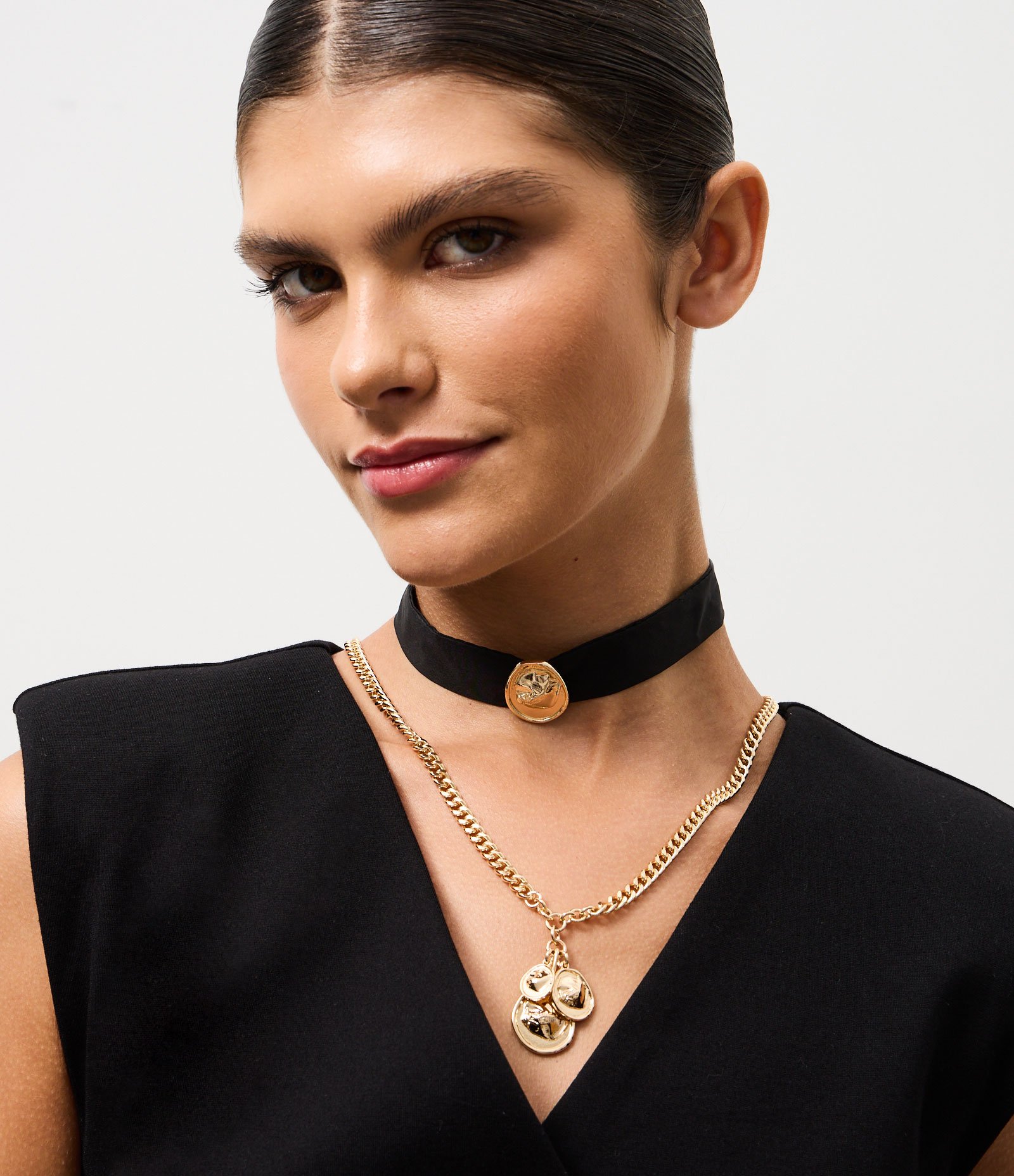 Colar em Camadas com Medalhas e Fita Passante Preto/Dourado 1