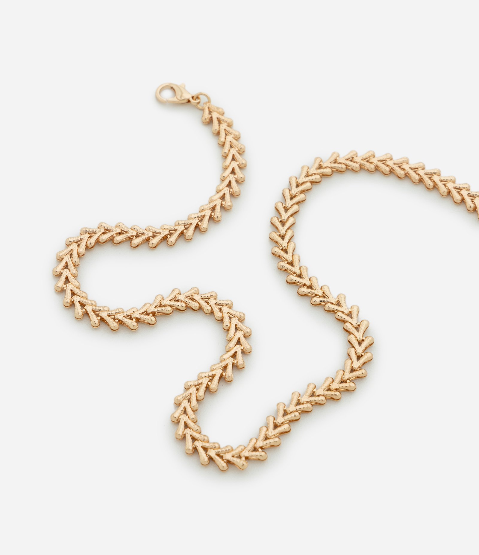 Colar Curto em Metal com Corrente de Coração Dourado 2