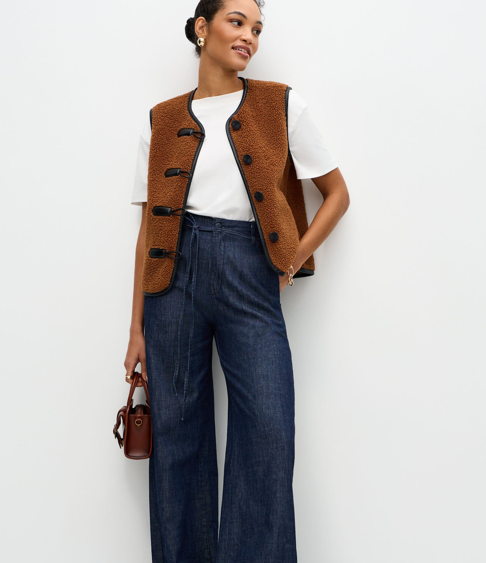 Calça Wide em Jeans com Cinto e Cintura Alta Azul Marinho 2